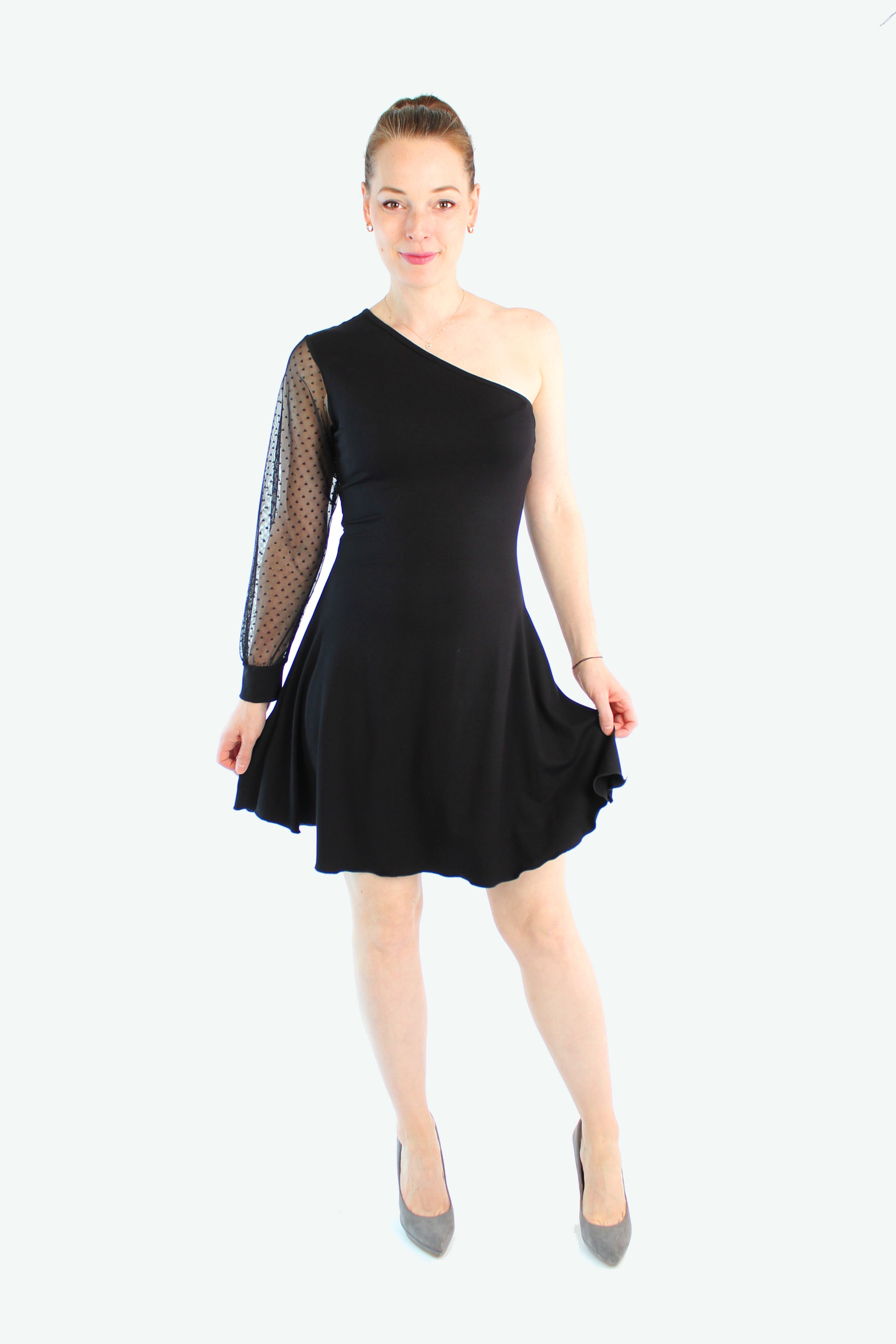 Schwarzes One-Shoulder Kleid mit schwingendem Rock und Tüllärmel – elegantes Design von LA.LUKA Berlin.