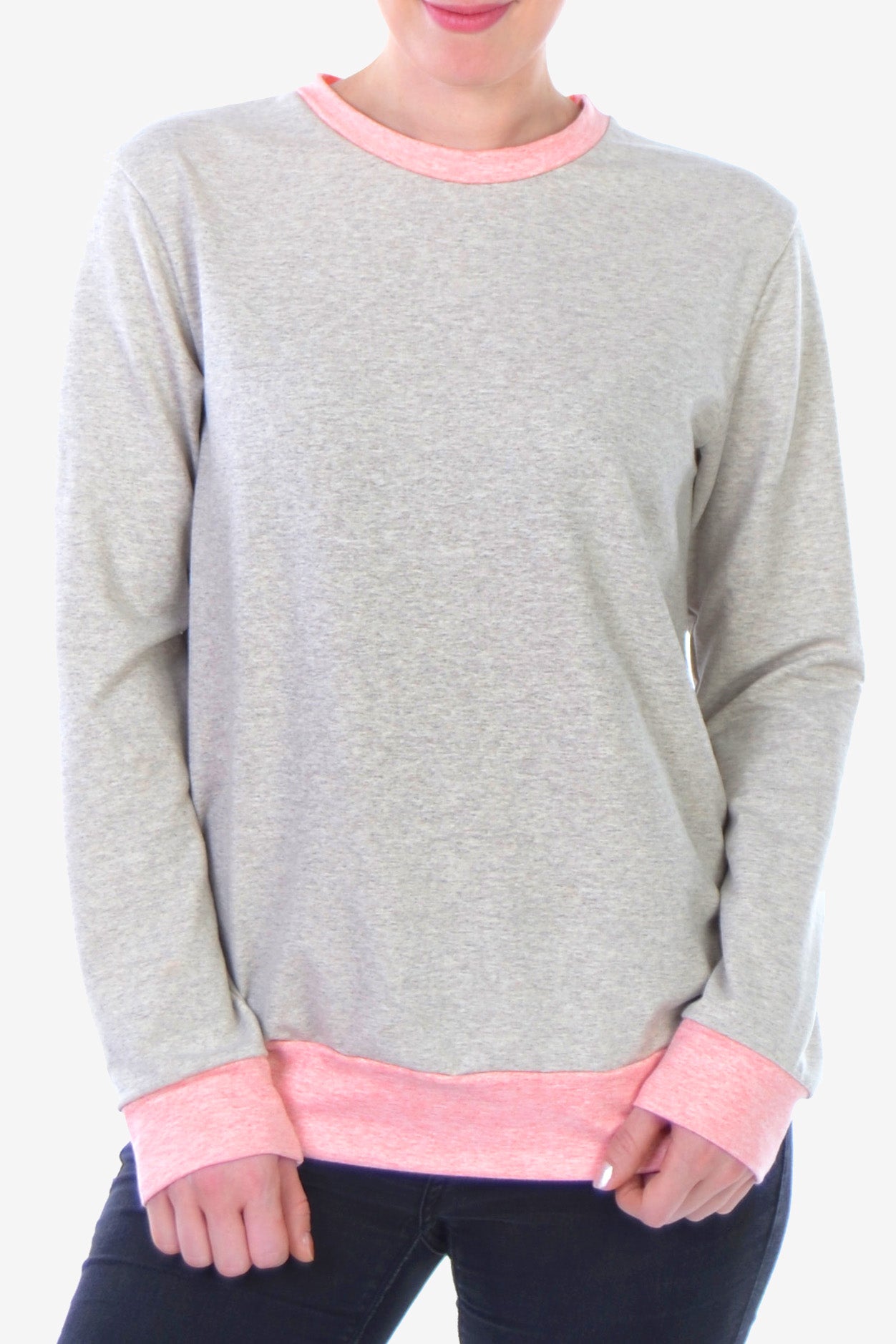Model trägt einen Pullover aus Baumwolle in beige mit rosa Kragen und Saum von LA.LUKA Berlin