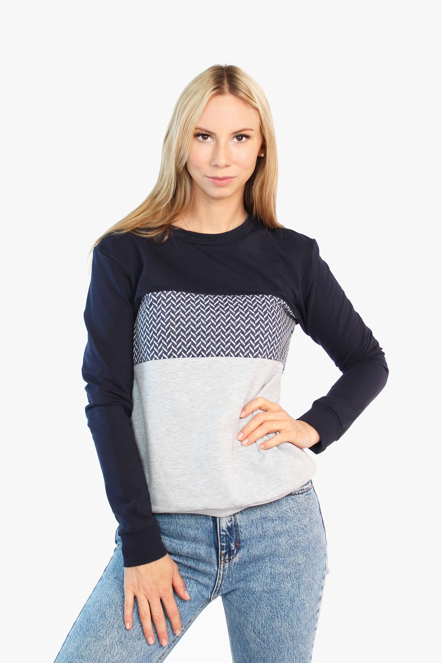 Model trägt einen Pullover mit Rundhalsausschnitt in dunkelblau und grau meliert von LA.LUKA Berlin. 