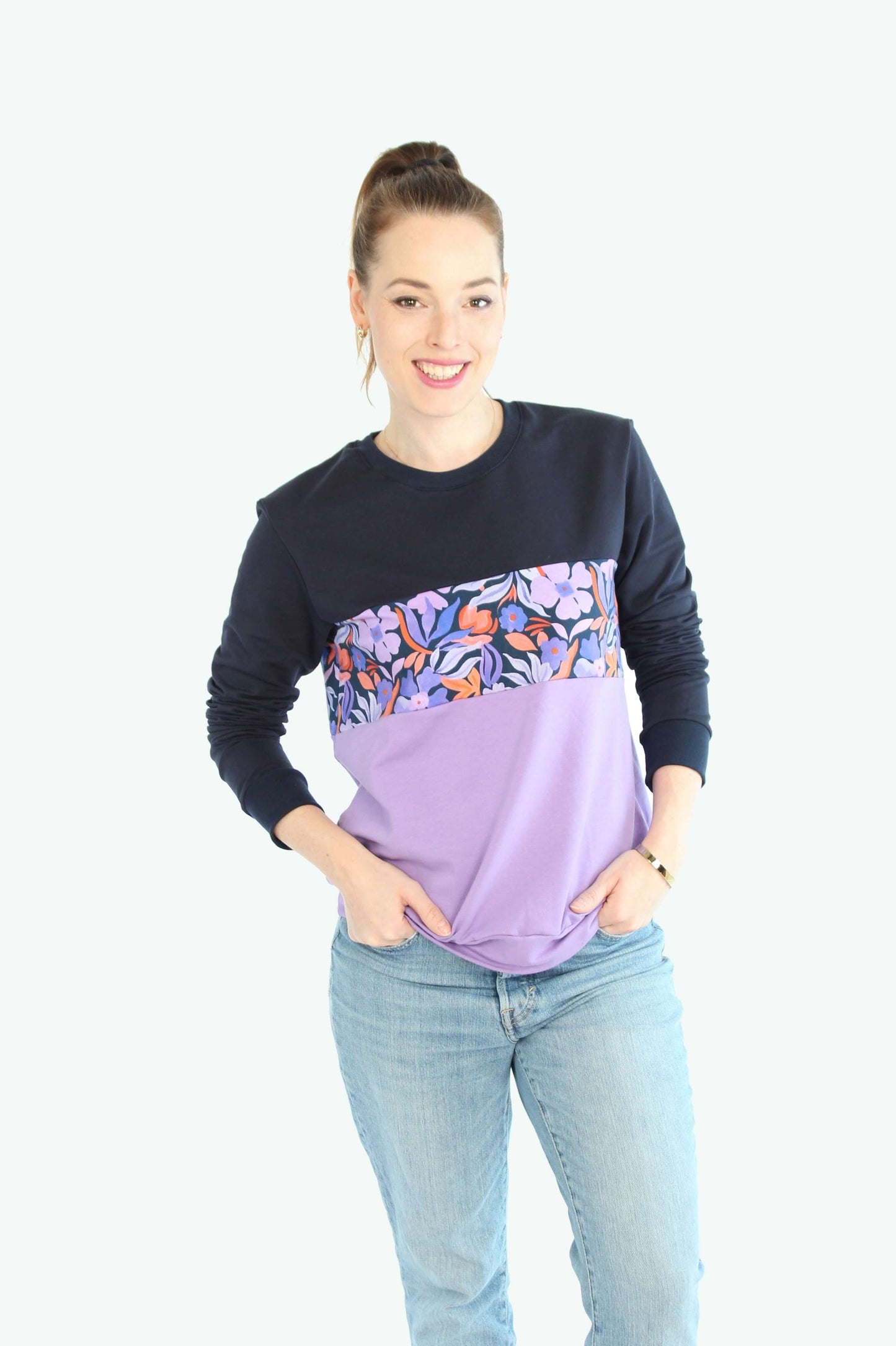 Sweater dunkelblau lila geblümt