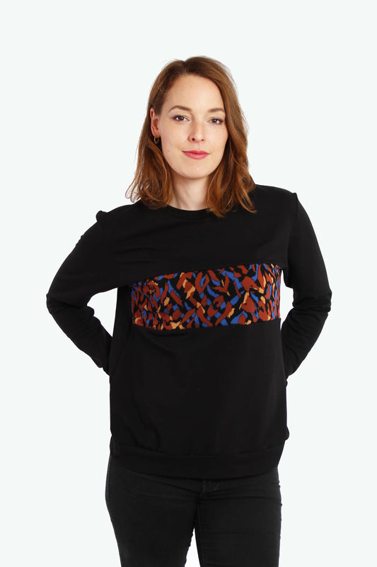 Frau, in einem schwarzen Pullover aus Baumwolle mit animal von LA.LUKA Berlin.