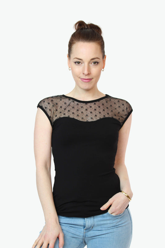 Frau in einem eleganten, engen Top in schwarz mit Tüll und angeschnittenen Ärmeln von LA.LUKA Berlin.