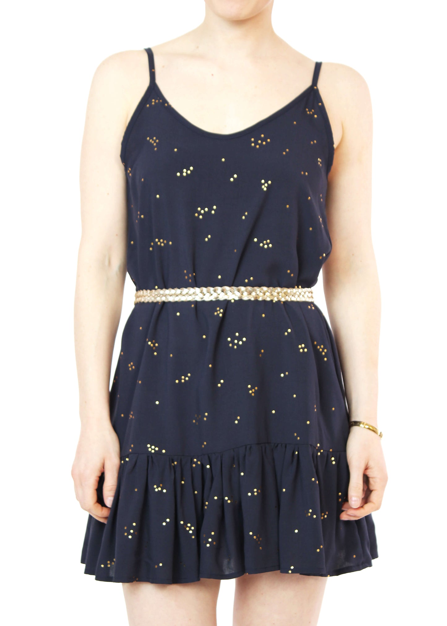Model, in einem kurzen Trägerkleid in dunkelblau mit goldenen Punkten und Volants am Saum aus Viskose von LA.LUKA Berlin.