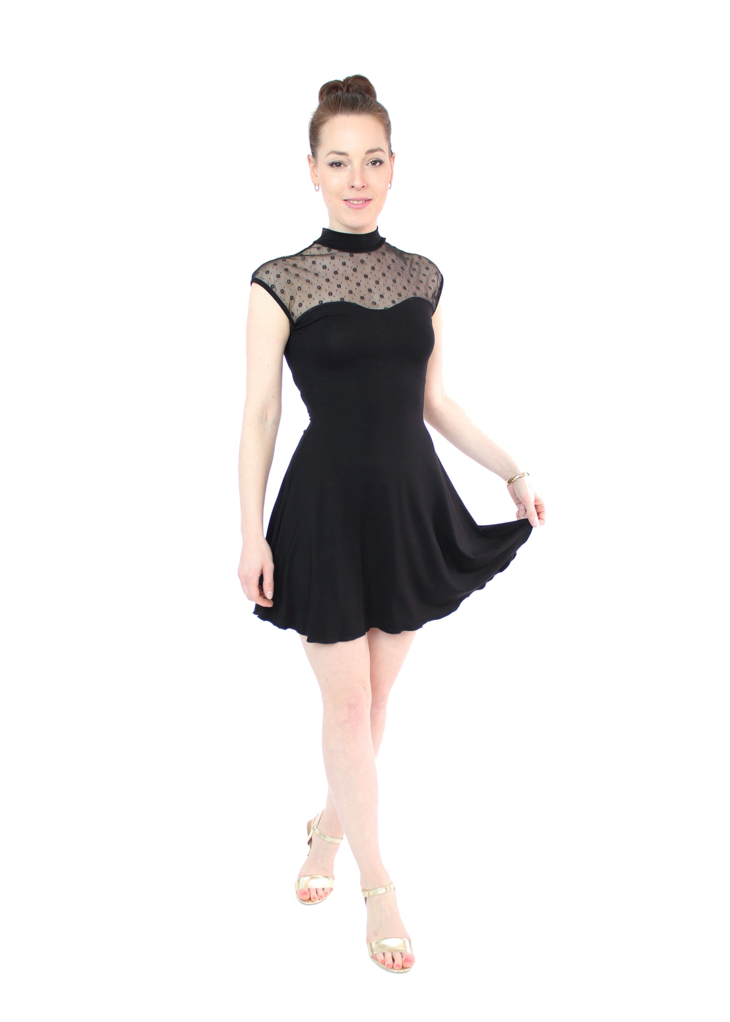 Frau, in einem eleganten, schwarzen Minikleid mit Blümchen Tüll und Stehkragen in schwarz aus Viskosejersey von LA.LUKA Berlin.
