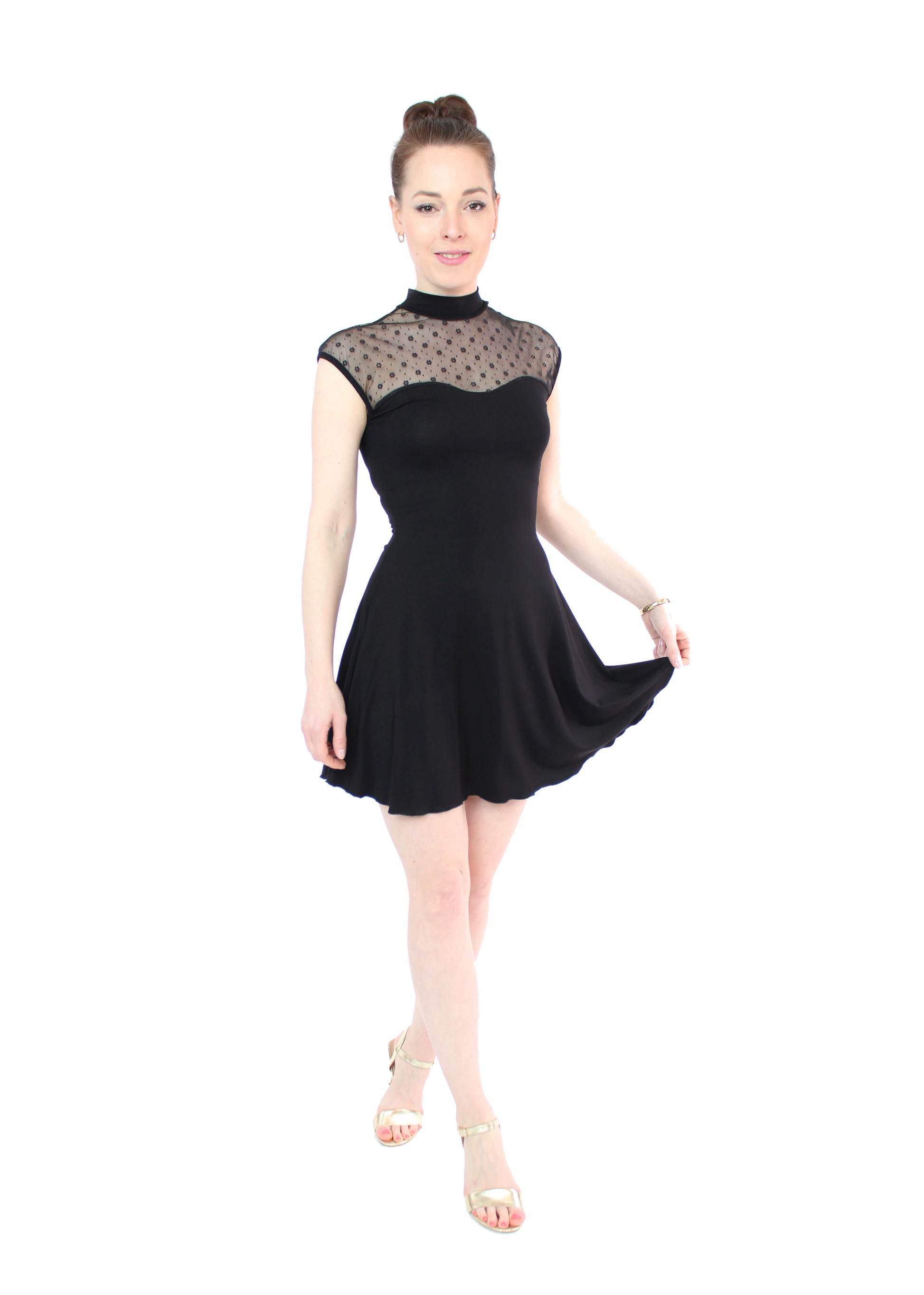Frau, in einem eleganten, schwarzen Minikleid mit Blümchen Tüll und Stehkragen in schwarz aus Viskosejersey von LA.LUKA Berlin.