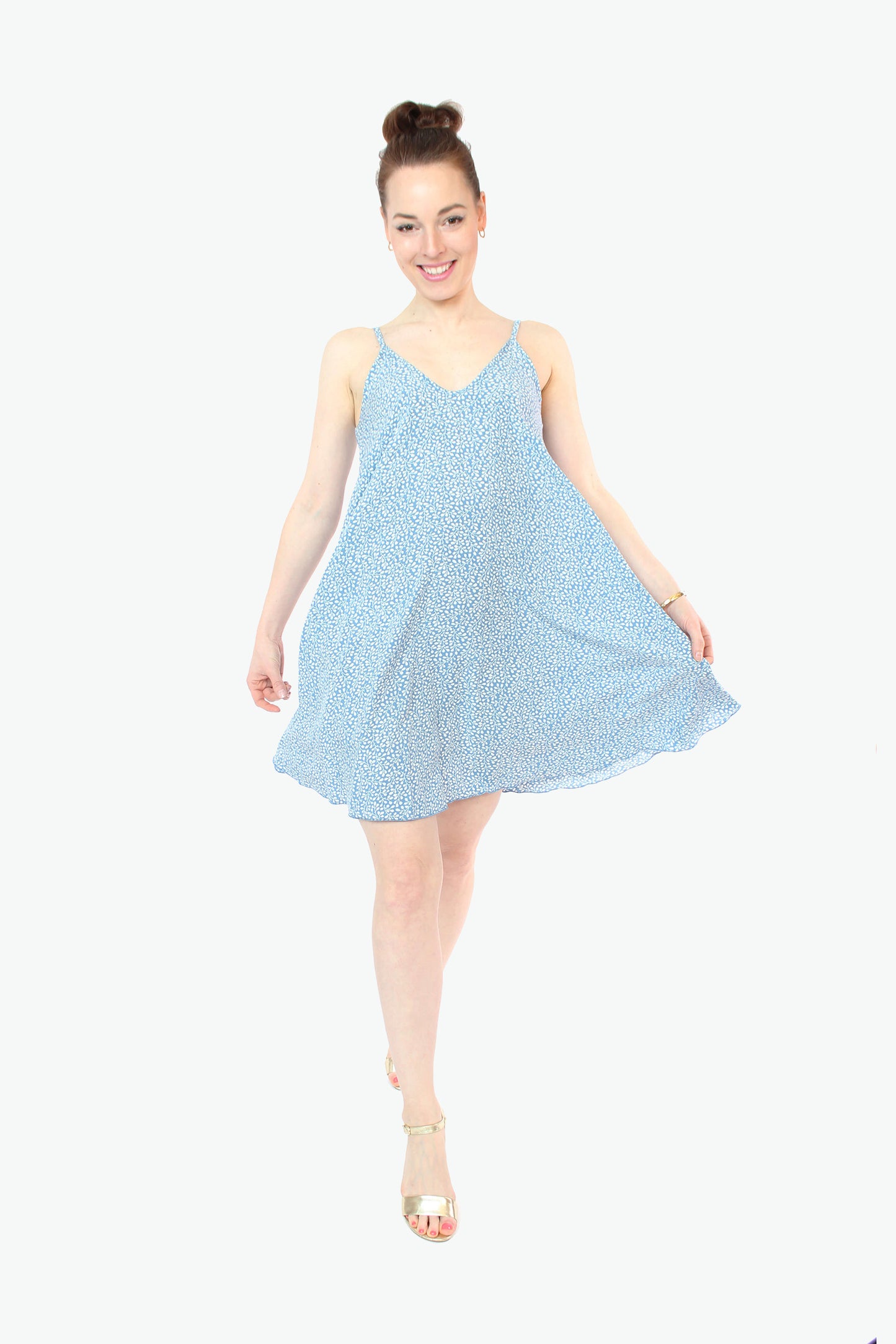 Kurzes, lockeres Trägerkleid in hellblau mit weißen Blümchen von LA.LUKA Berlin.