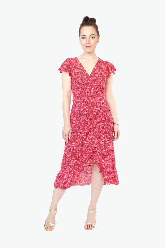 Model in einem langen Wickelkleid in rot mit weißen Punkten und kurzen Ärmeln aus leichtem Viskosestoff von LA.LUKA Berlin.