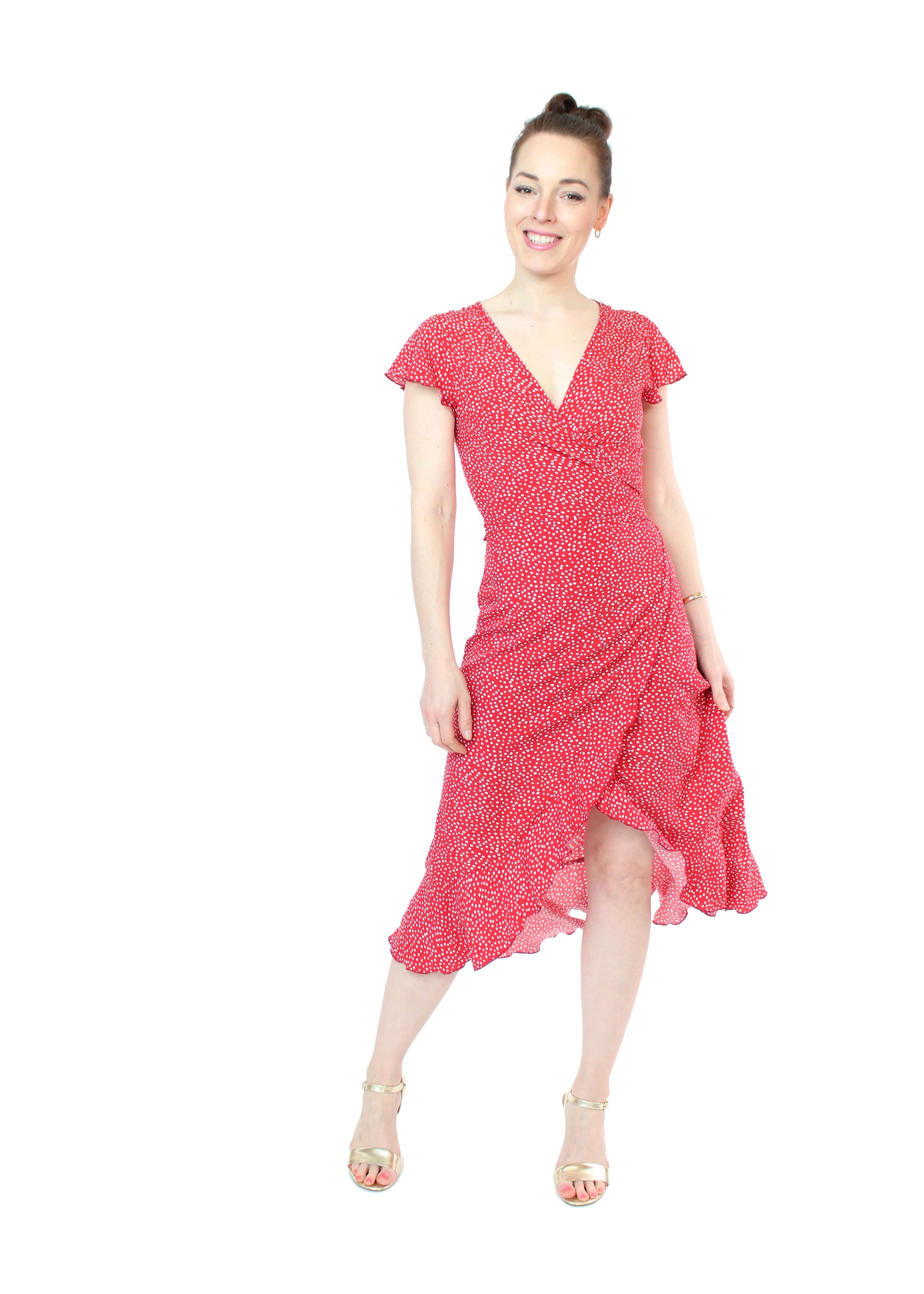 Model in einem langen, sommerlichen Wickelkleid in rot mit weißen Punkten und kurzen Ärmeln aus leichtem Viskosestoff von LA.LUKA Berlin.