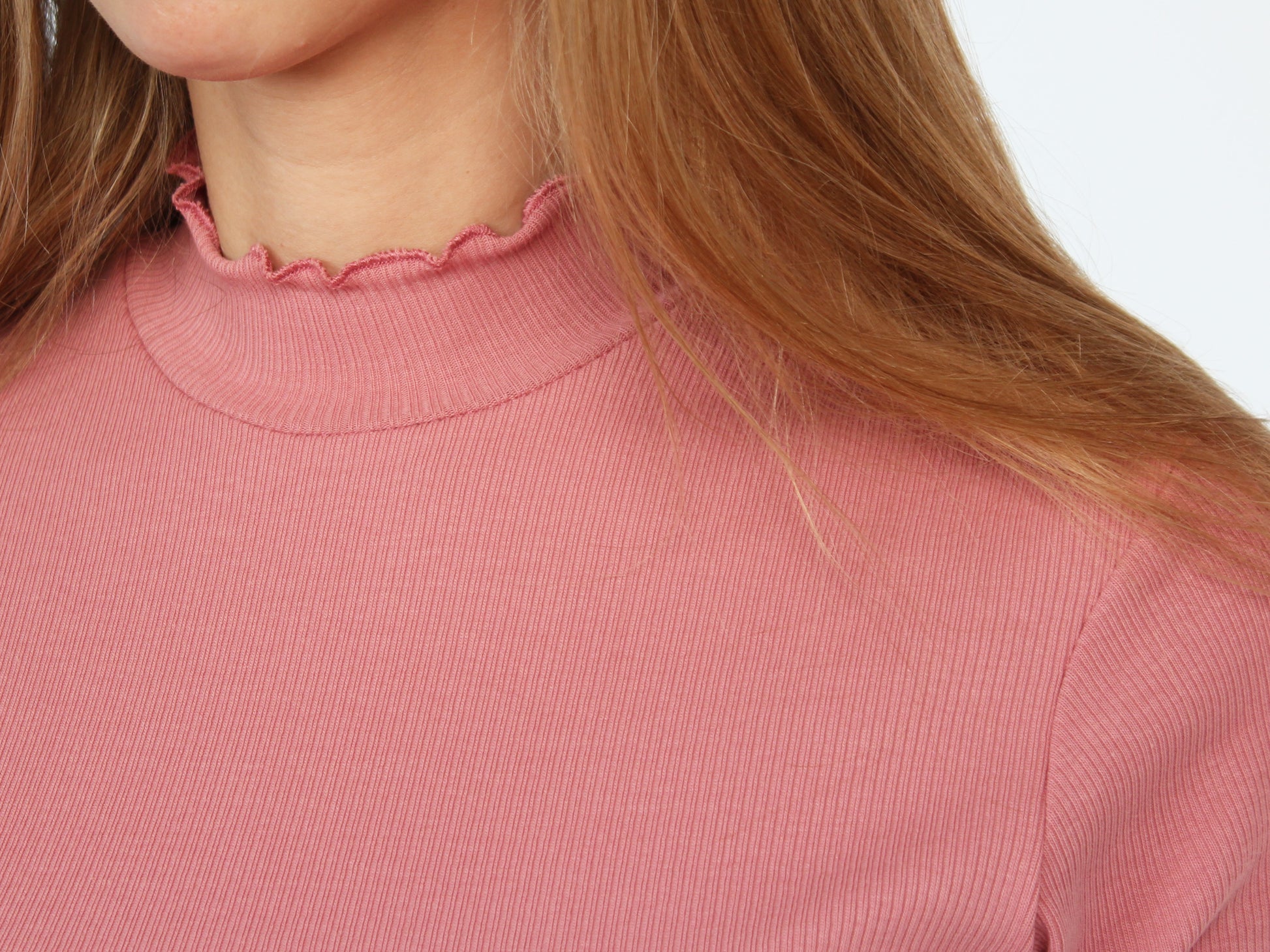 Detailansicht eines Stehkragens aus Rippjersey in rosé mit Rollsaum von LA.LUKA Berlin.