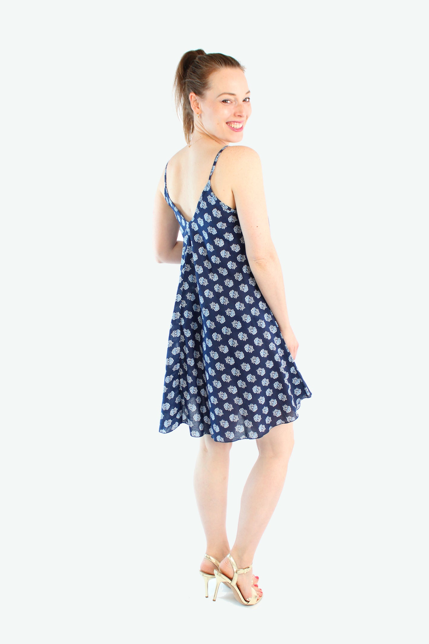 Rückansicht eines locker fallenden Sommerkleids aus Baumwolle in dunkelblau, gefertigt in Berlin.