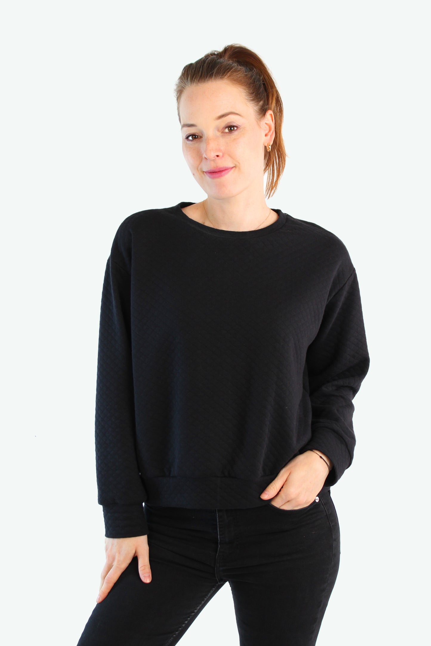 Schwarzer Damenpullover mit Rundhalsausschnitt, locker geschnitten – getragen von einem Model in entspannter Pose, LA.LUKA Berlin