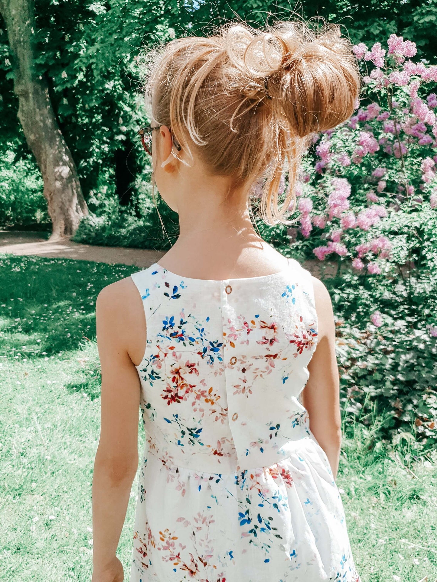 Mädchenkleid in weiß mit bunten Blumen von LA.LUKA Berlin.