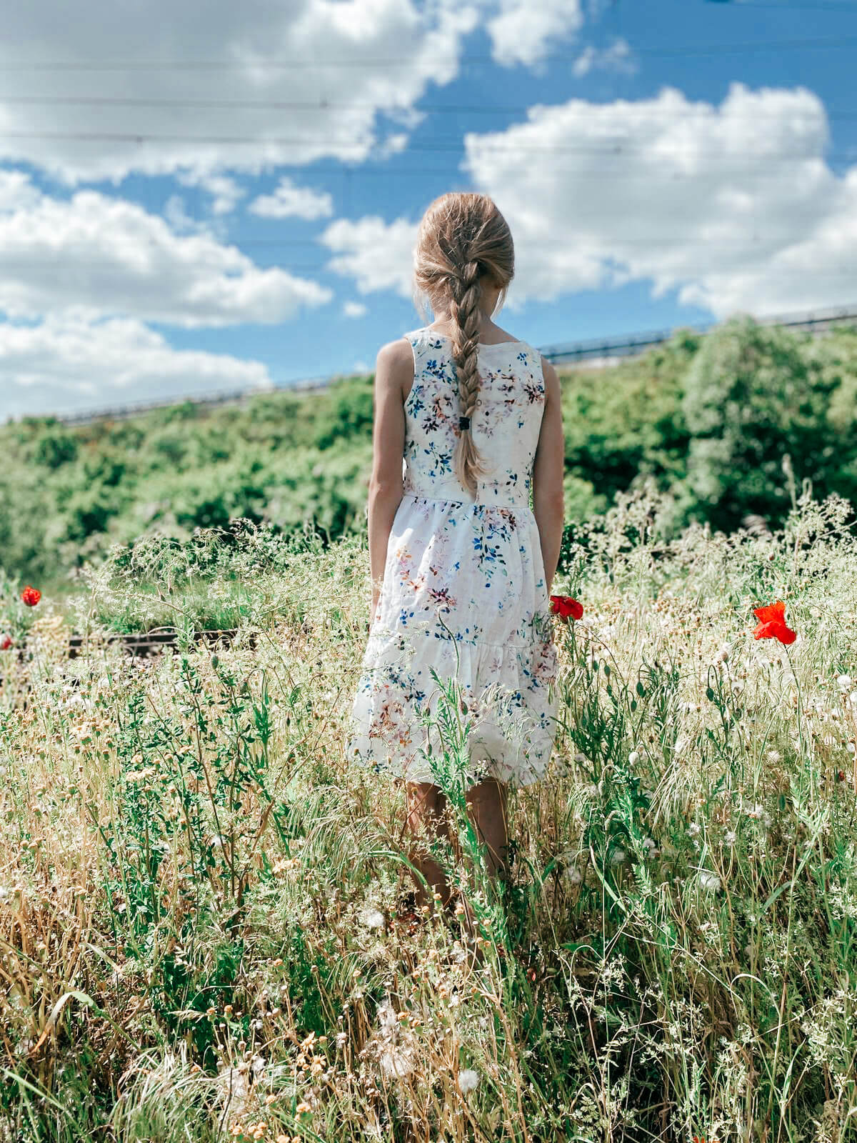 Mädchenkleid in weiß mit bunten Blumen von LA.LUKA Berlin.