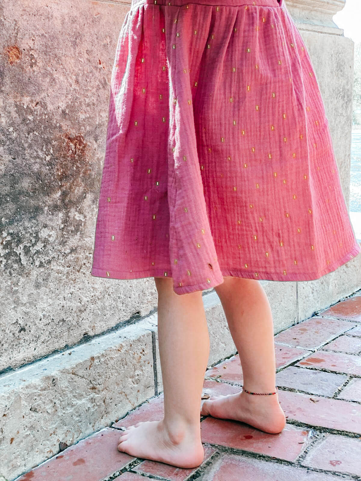 Kinderkleid in rosé mit goldenen Punkten aus Musselin von LA.LUKA Berlin.