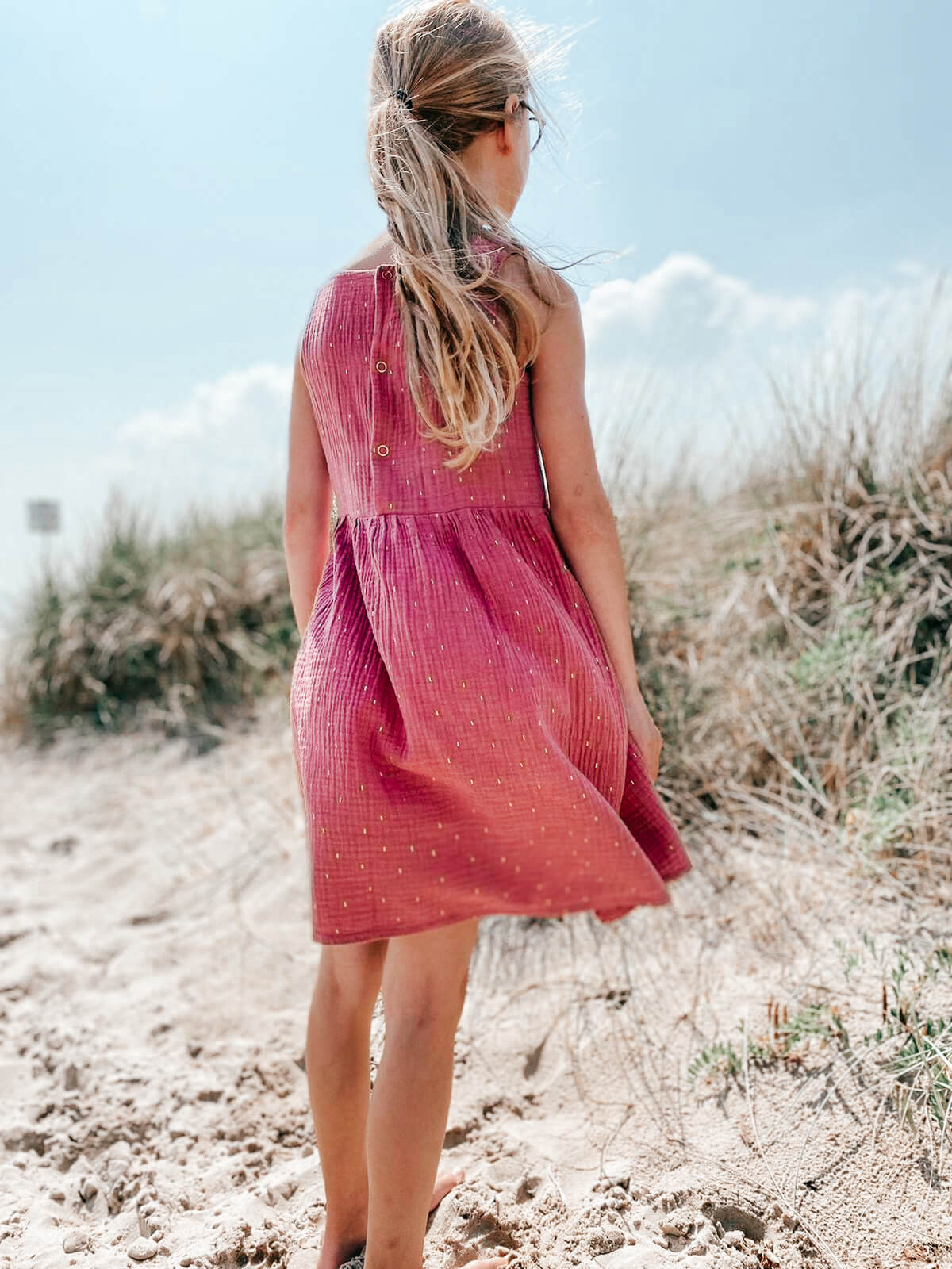 Kinderkleid in rosé mit goldenen Punkten aus Musselin von LA.LUKA Berlin.