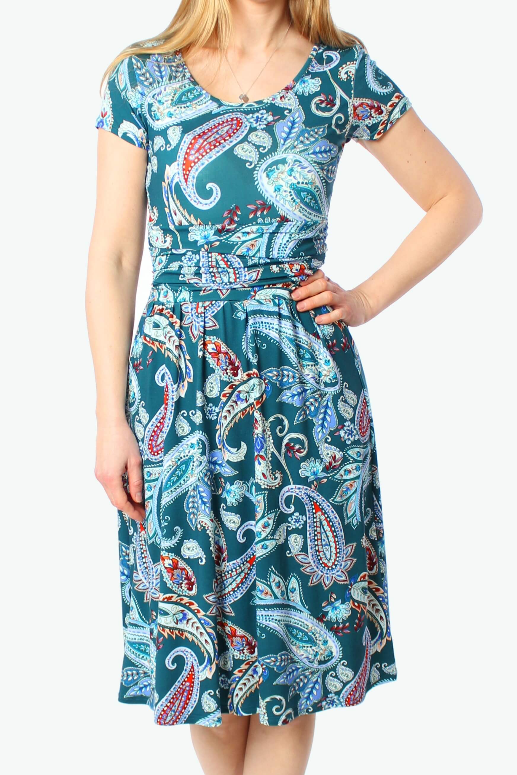 Detailansicht eines Sommerkleides in türkis mit Paisleyprint. DasJerseykleid hat kurze Ärmel und einen Rundhalsausschnitt.
