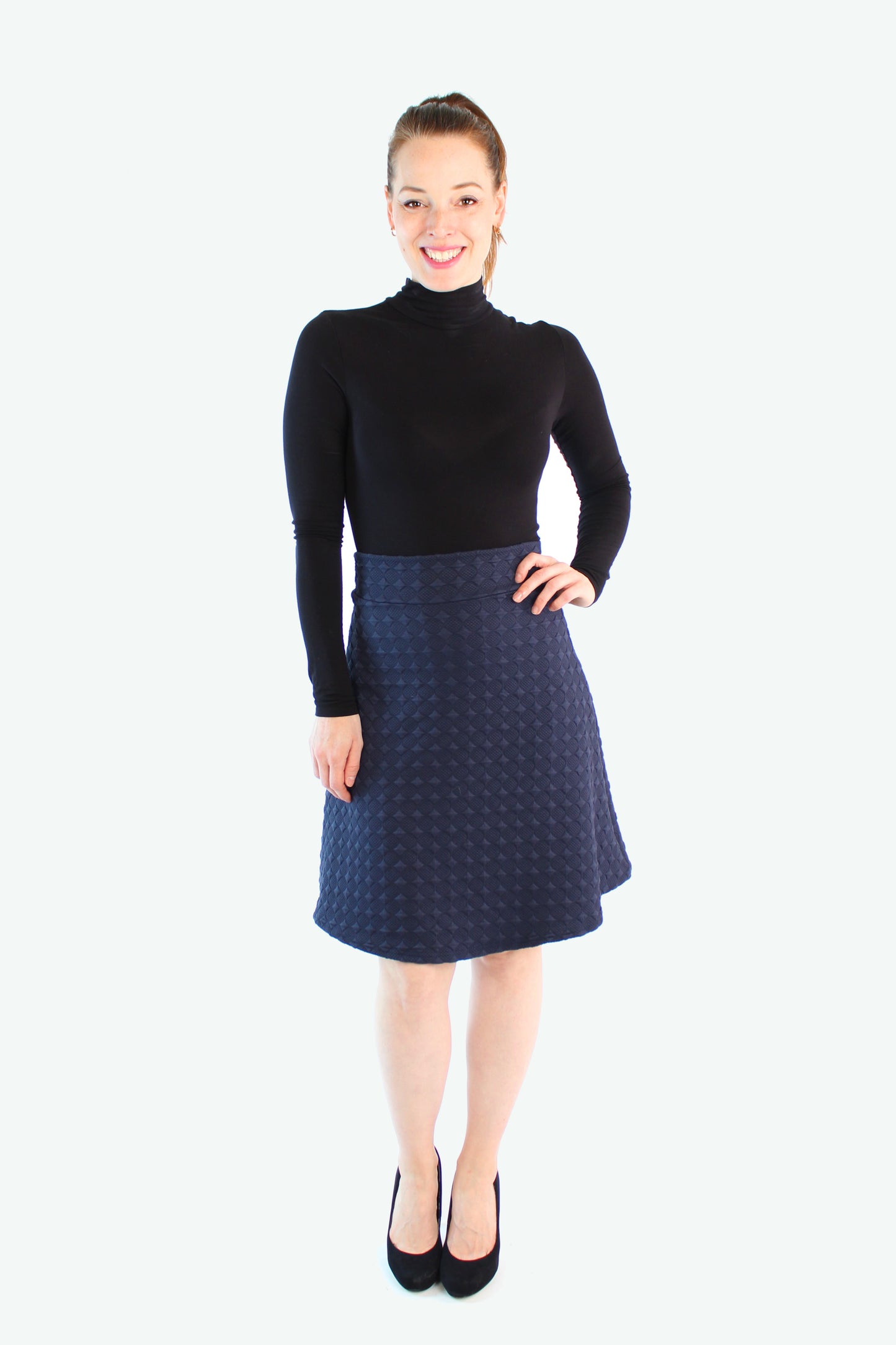 Frau trägt dunkelblauen A-Linienrock mit Strukturmuster von LA.LUKA Berlin – Vorderansicht