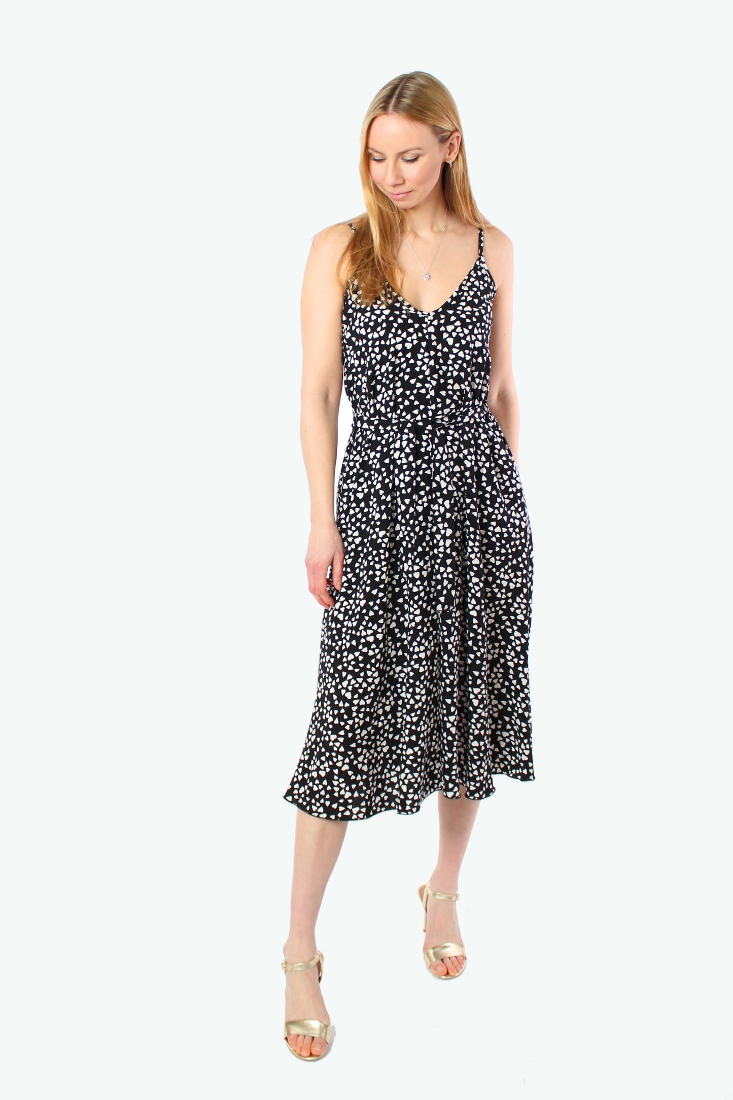 Sommerkleid Damen in Midilänge mit weißem Herzmuster, fließender Rockteil und definierte Taille durch Gürtel, elegantes Kleid für Hochzeit oder Sommerfest.