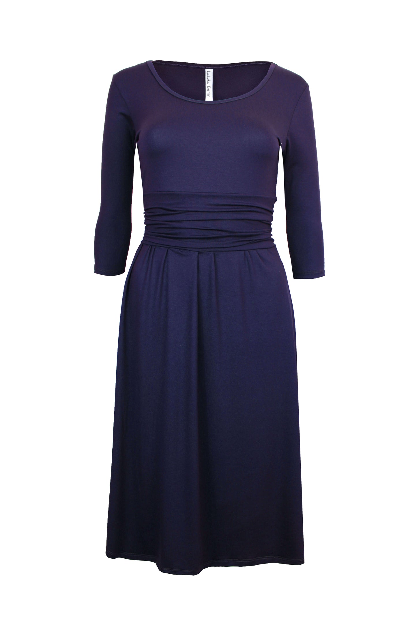 Dunkelblaues Jersey-Kleid mit 3/4-Ärmeln und figurbetonter Taillenraffung, aus 98% Viskose und 2% Elasthan. Elegantes Herbstkleid aus der neuen Kollektion, Made in Berlin.