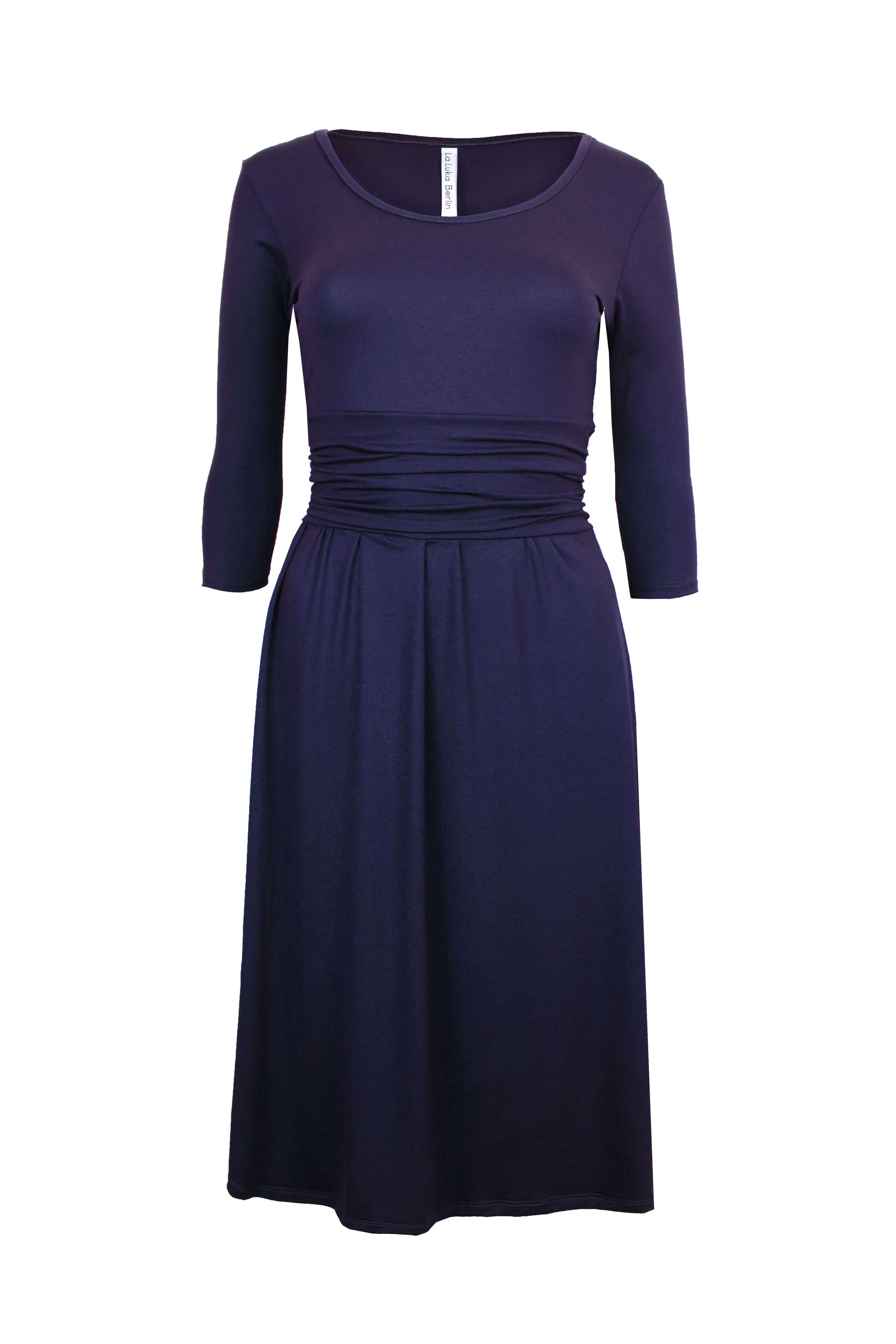 Dunkelblaues Jersey-Kleid mit 3/4-Ärmeln und figurbetonter Taillenraffung, aus 98% Viskose und 2% Elasthan. Elegantes Herbstkleid aus der neuen Kollektion, Made in Berlin.