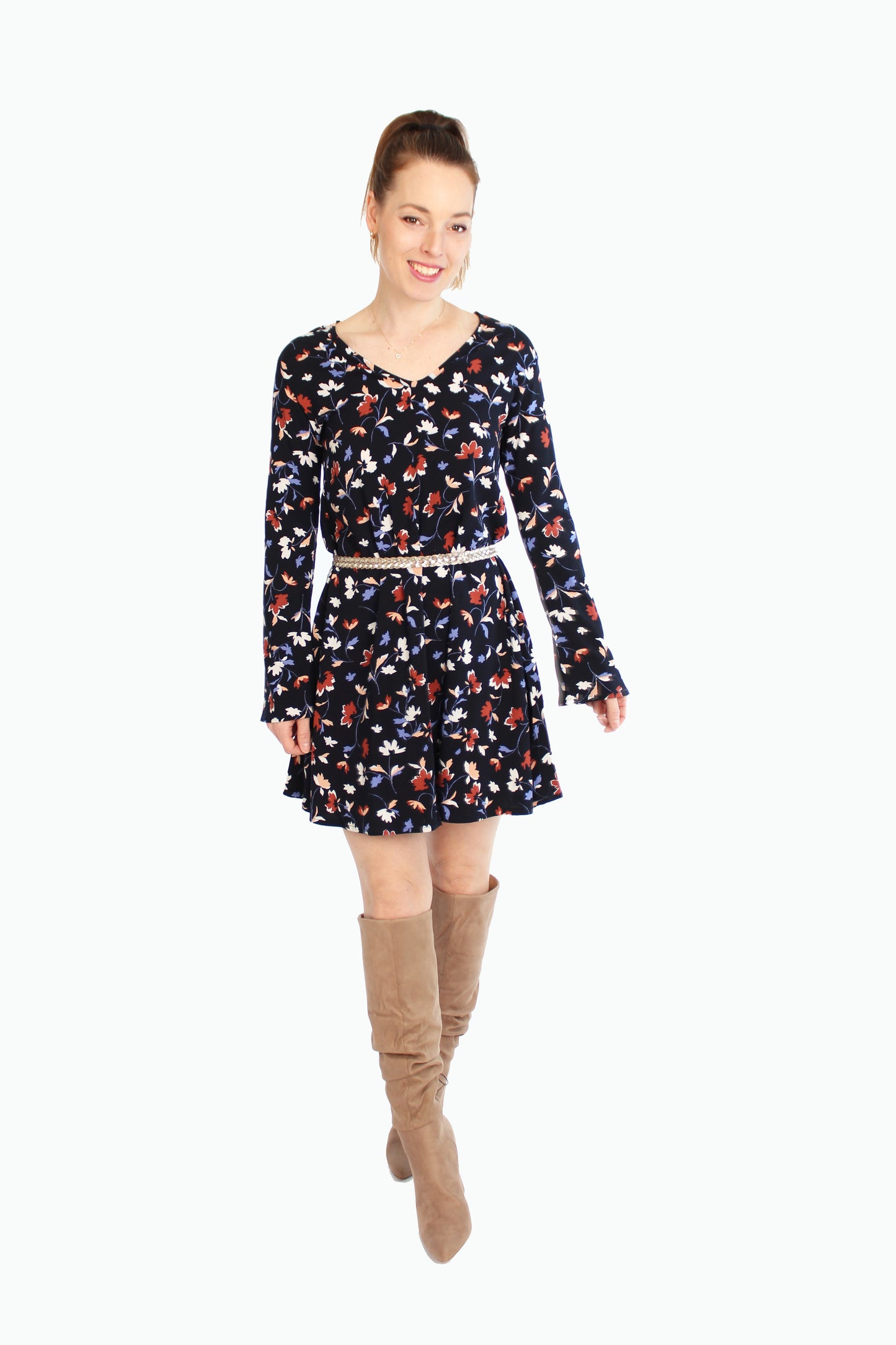 Dunkelblaues Herbstkleid mit Trompetenärmeln in Minilänge – LA.LUKA Berlin Kollektion Herbst/Winter 2025.