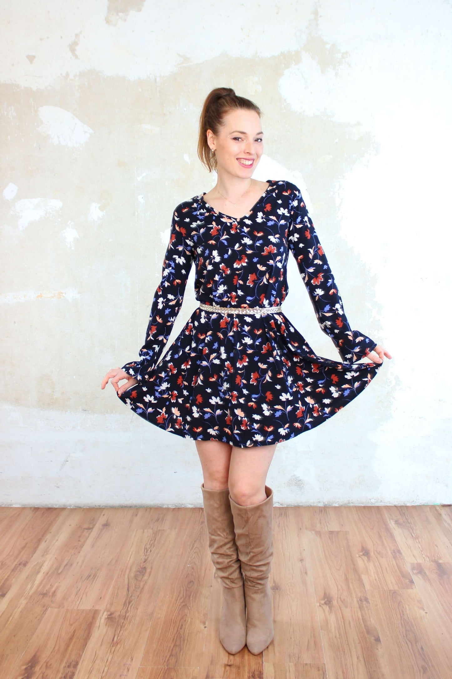 LA.LUKA Berlin Herbstkleid 2025 für Damen – dunkelblau geblümtes Minikleid mit langen Ärmeln und Bindegürtel, perfekt für Herbst und Winter.