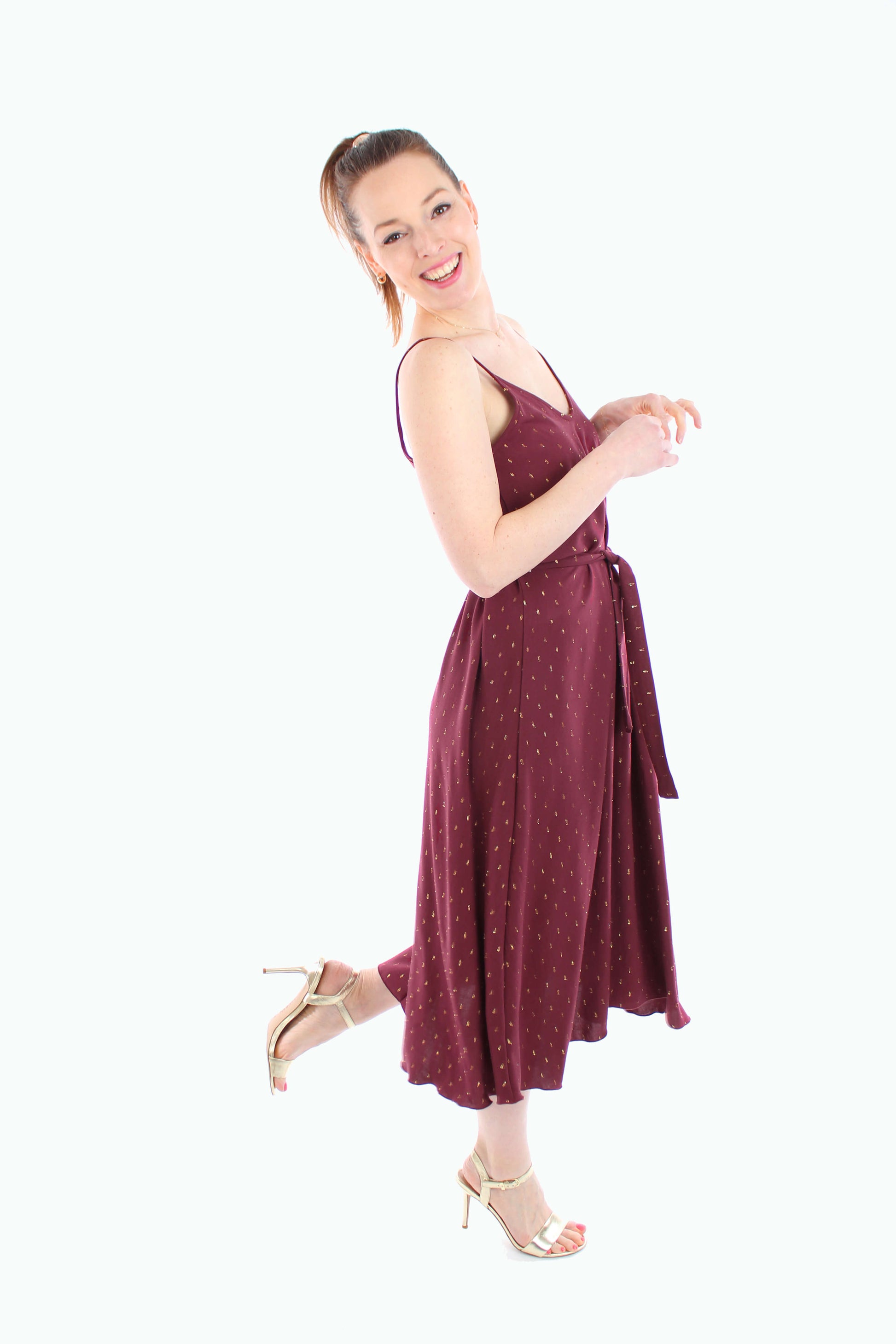Elegantes Damen-Midikleid in Bordeaux mit feinem goldenen Muster, Spaghettiträgern und Taillengürtel – perfekt für festliche Anlässe im Frühjahr und Sommer.
