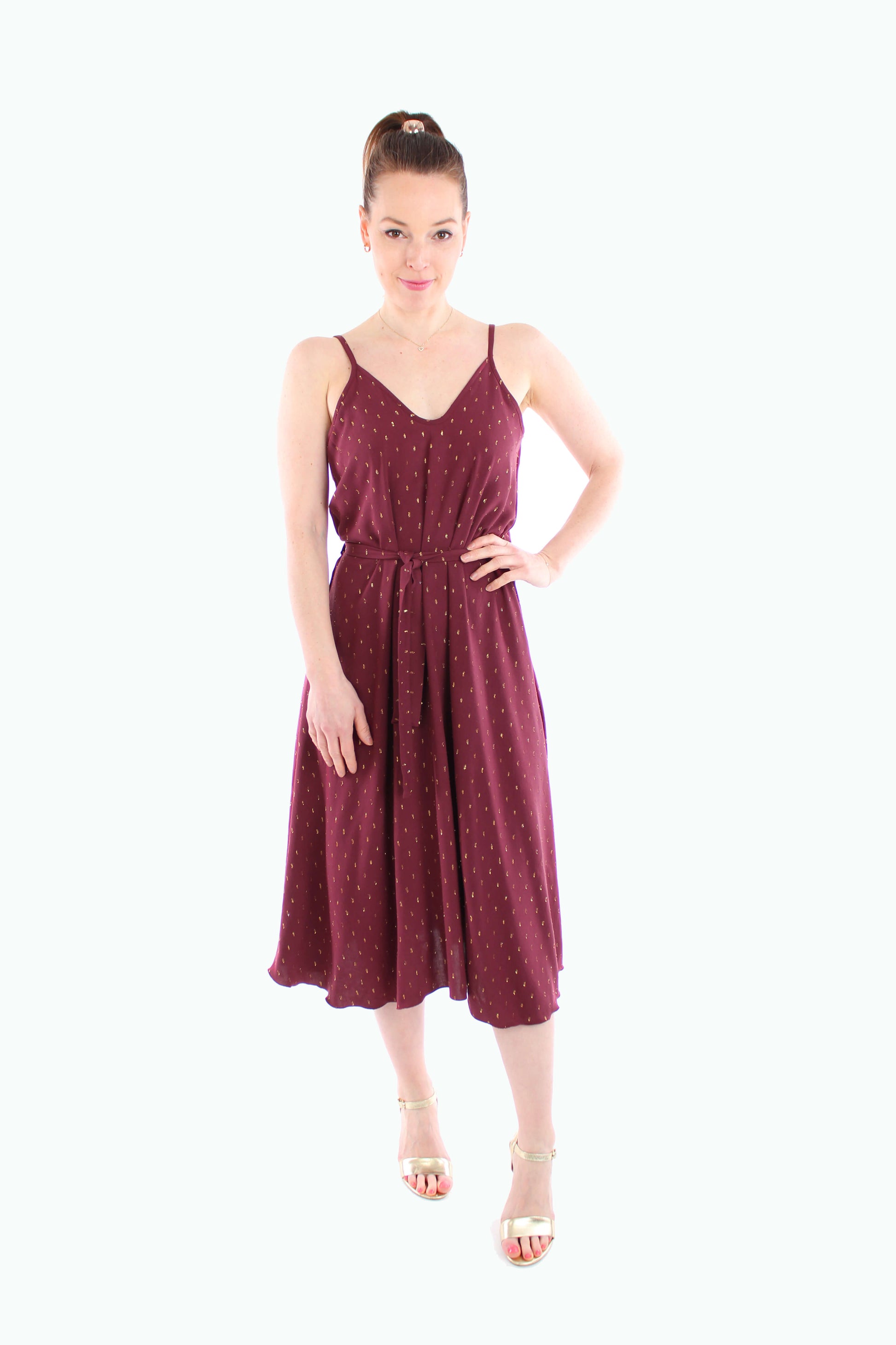 Damen-Midikleid in Bordeaux mit goldenen Pünktchen und Taillengürtel, frontal fotografiert – eleganter Sommerlook.