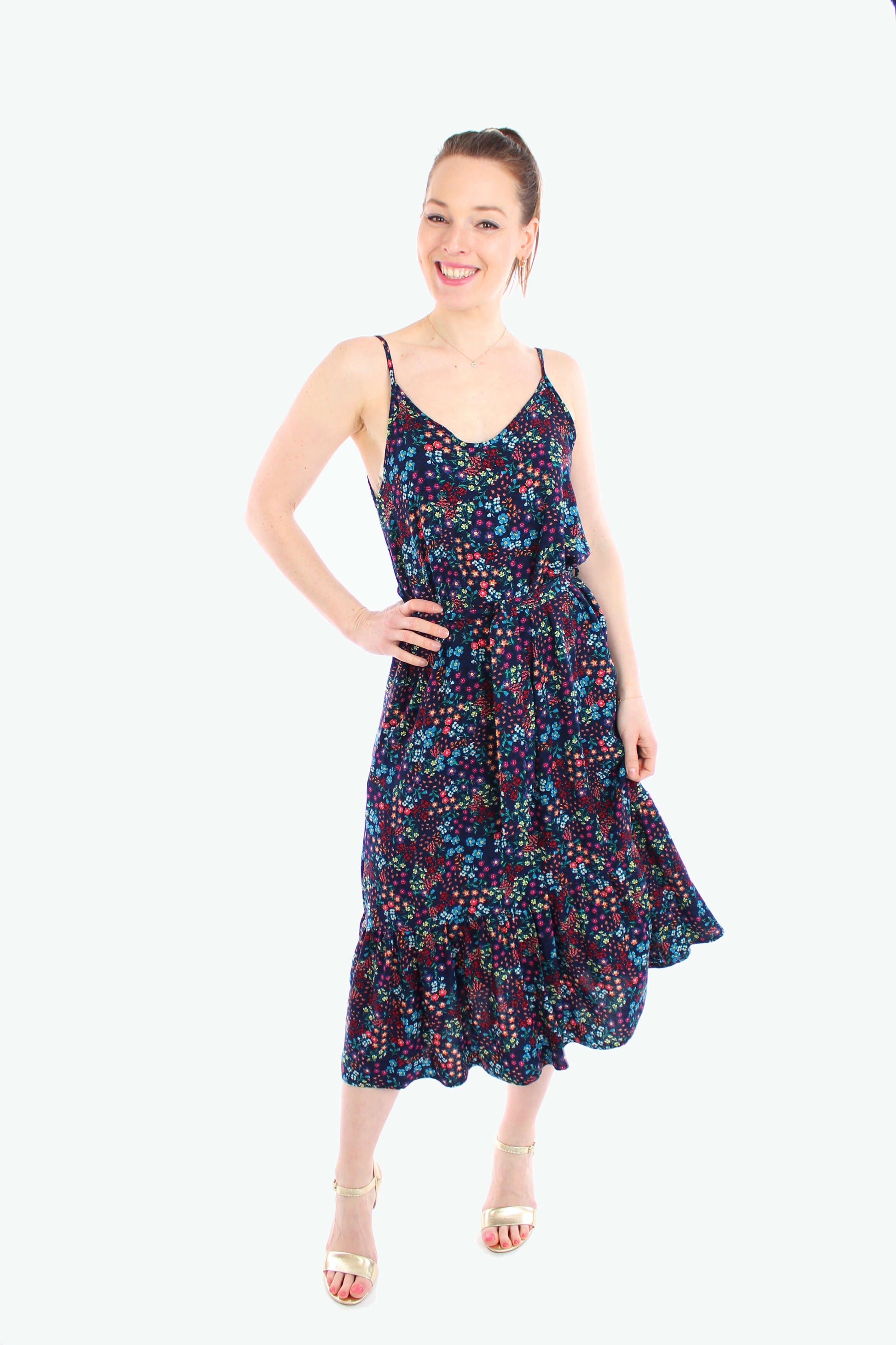 Damen-Midikleid in Dunkelblau mit farbenfrohem Blumenprint, Spaghettiträgern und Taillengürtel – femininer Sommerlook mit schwingendem Volantsaum.