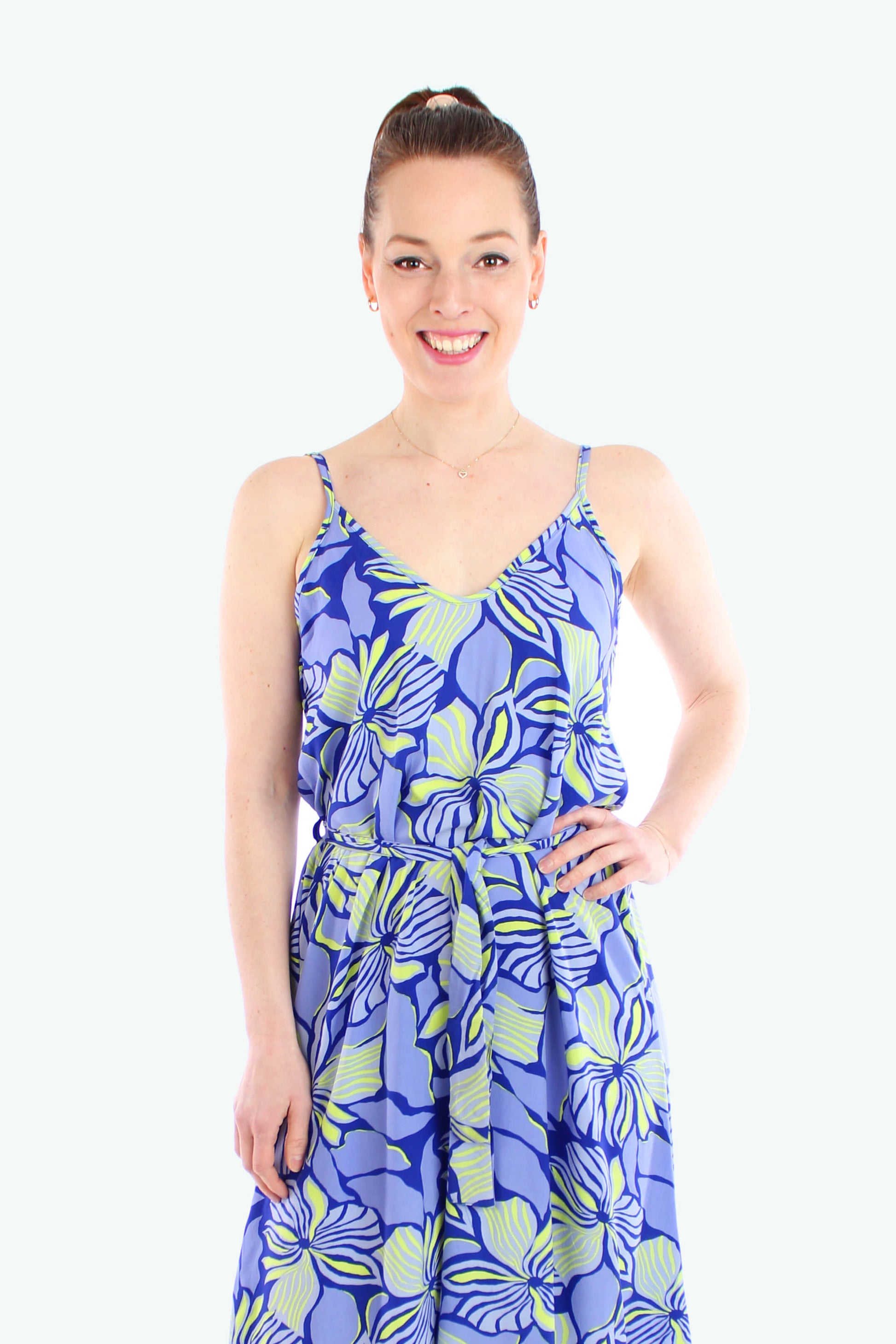 Frau trägt ein Midikleid mit blau-gelb geblümtem Muster und schmalen Trägern – leichtes Sommerkleid 2025 von LA.LUKA Berlin.