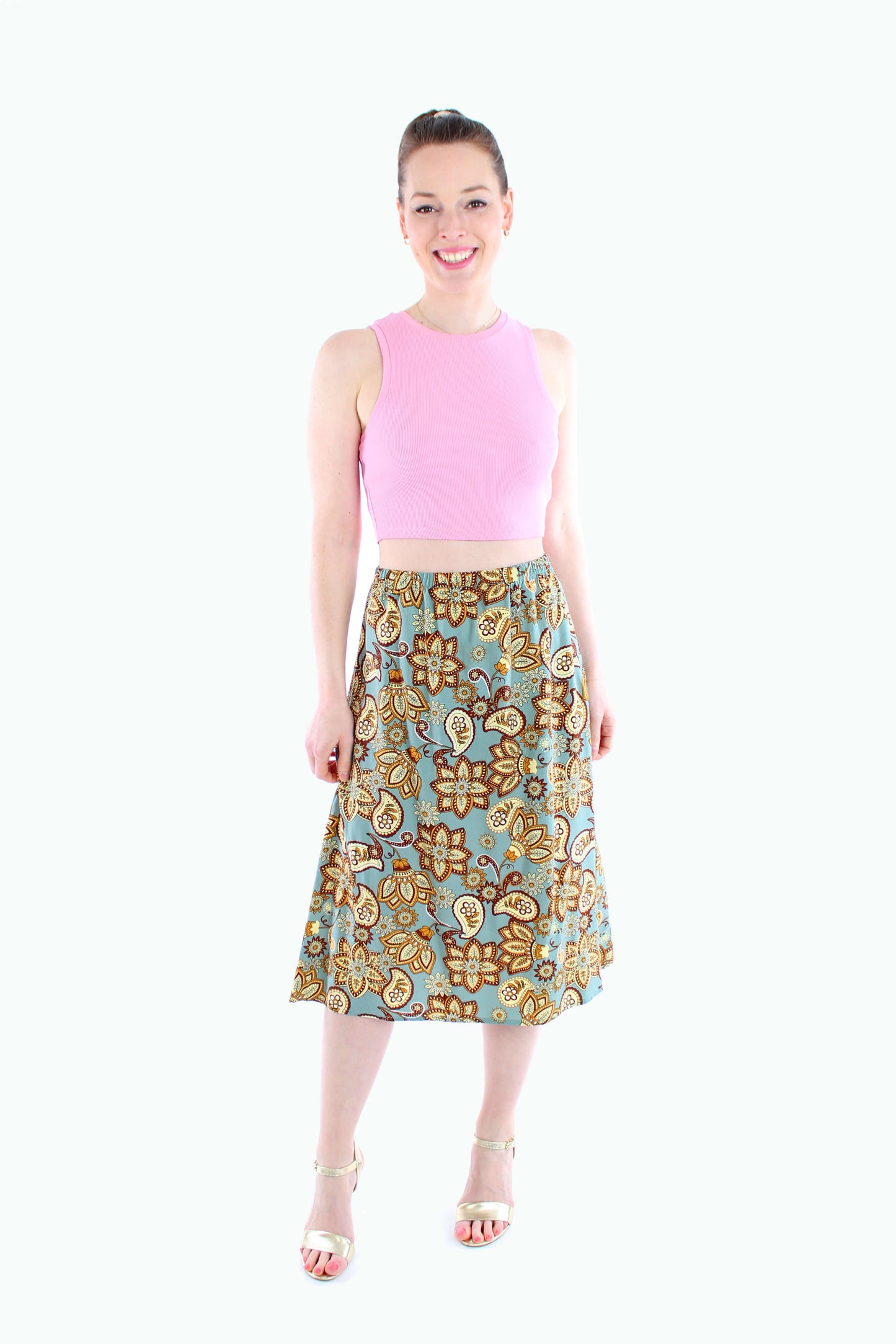 Frontalansicht des mintfarbenen Damen-Midirocks mit verspieltem Paisley-Print – luftig-leicht gestylt mit rosa Croptop für Frühling und Sommer.