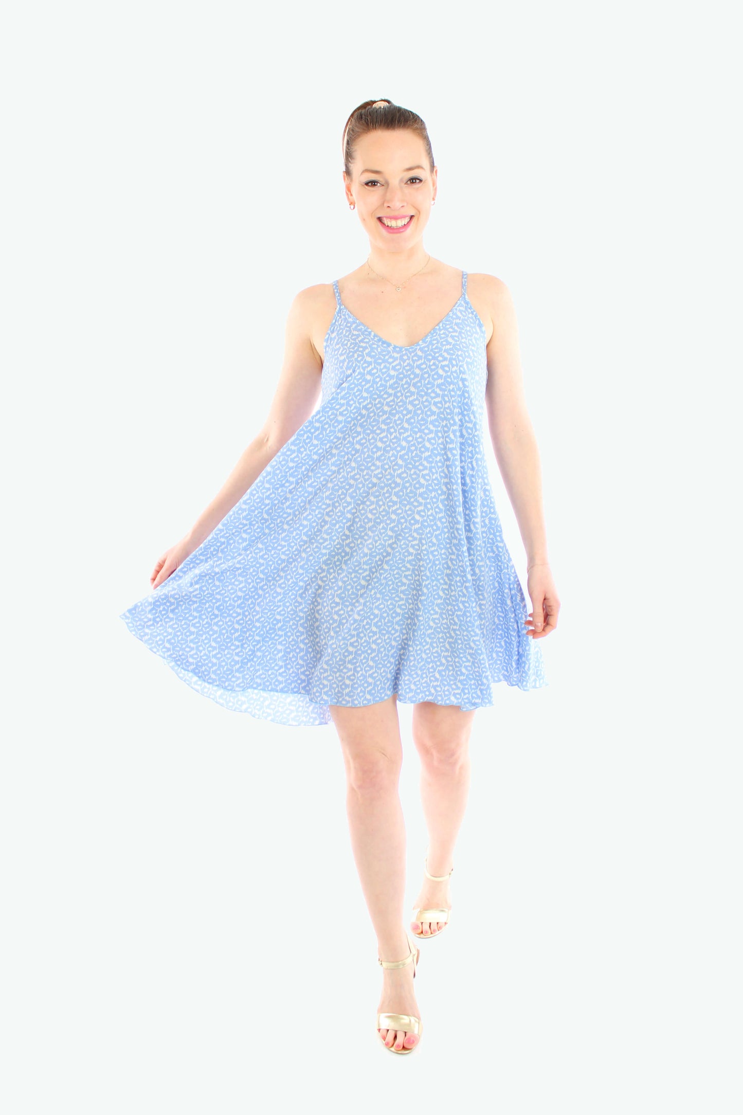 Luftiges Sommerkleid in Hellblau mit feinem weißen Muster, Spaghettiträgern und schwingendem Schnitt – ideal für warme Sommertage.