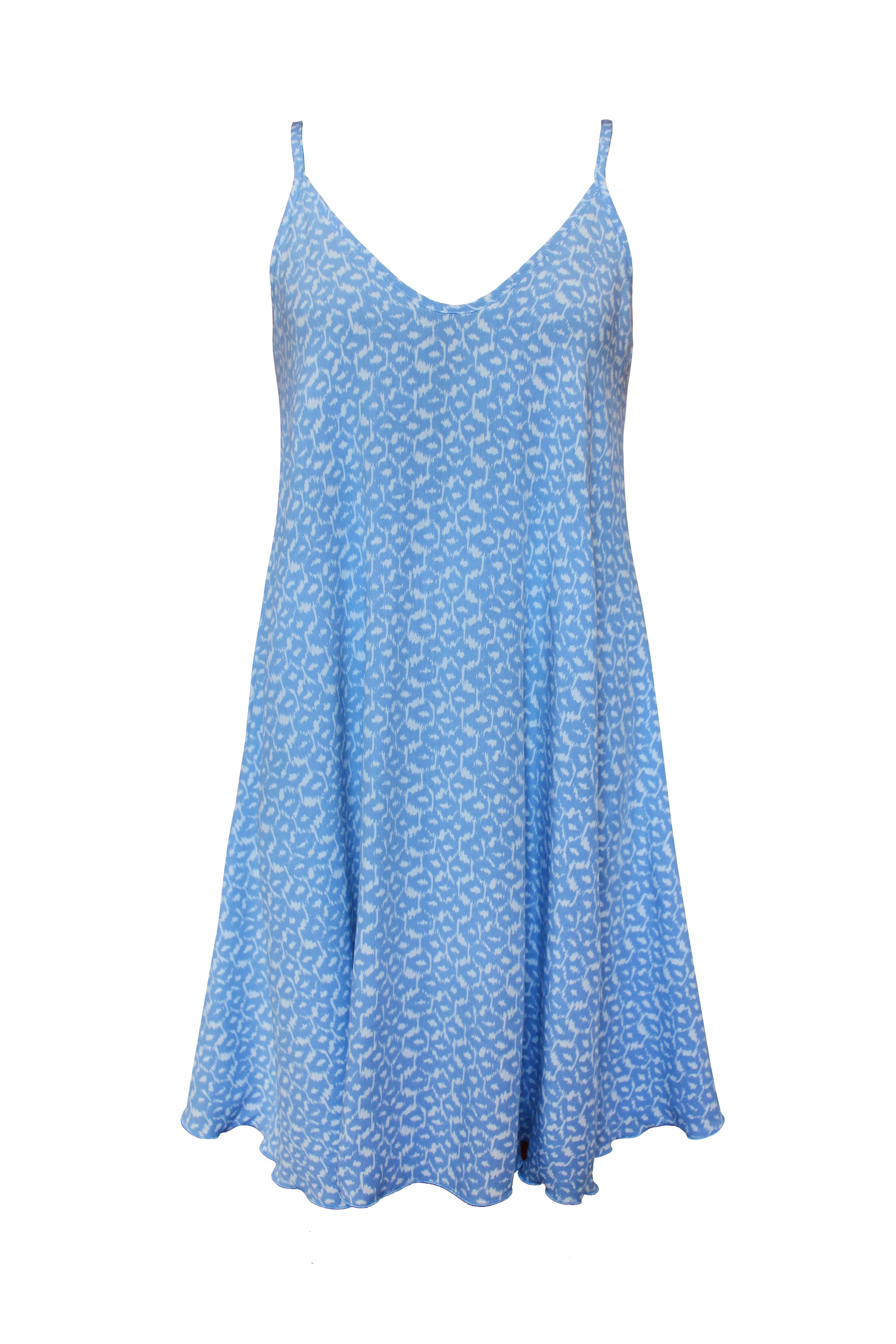 Leichtes Sommerkleid mit lockerer Silhouette und Spaghettiträgern in hellblau, weiß gemustert, fair produziert in Berlin.