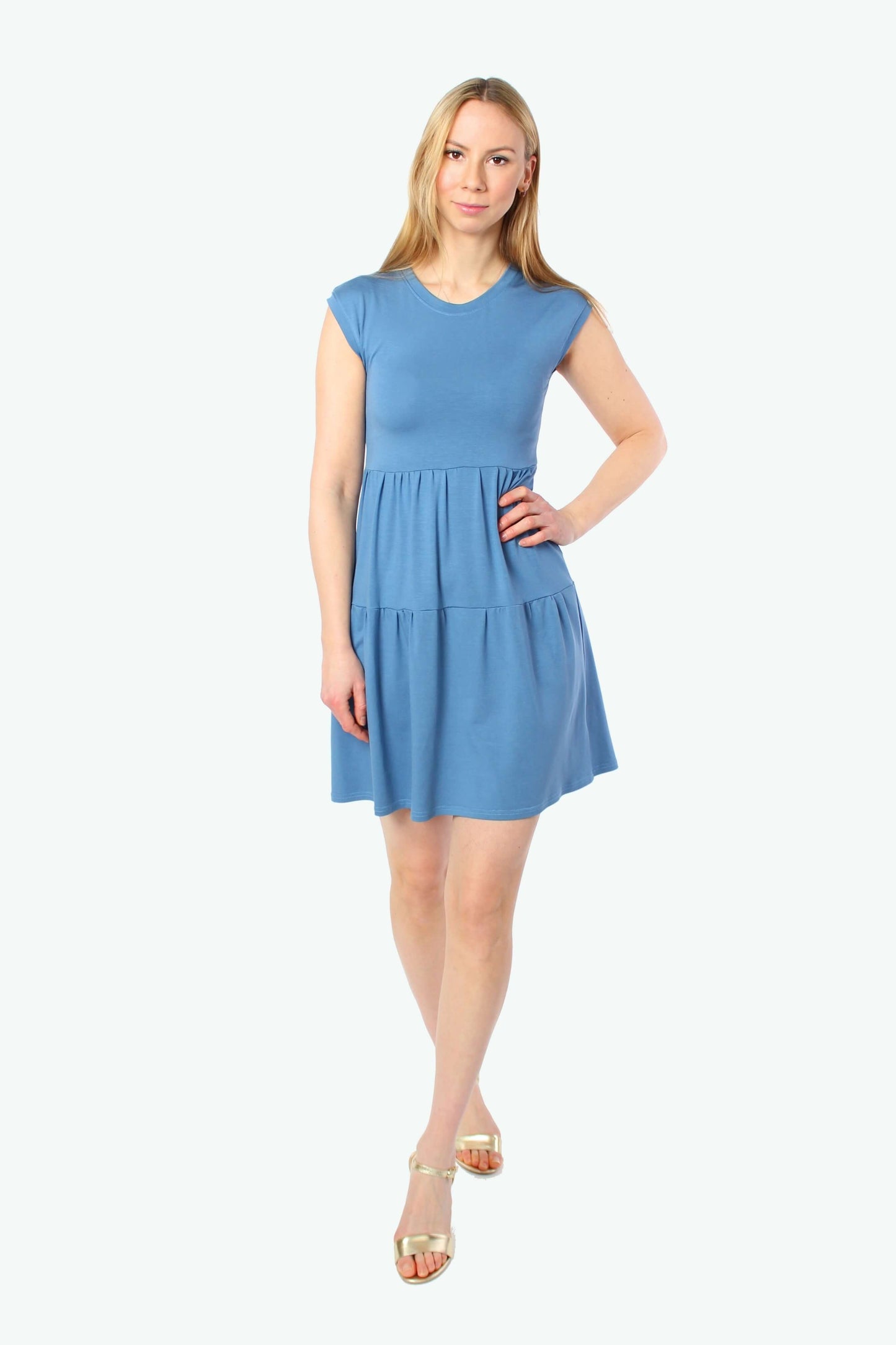 Hellblaues Minikleid mit Stufenrock, sommerliches Kleid mit lockerem Schnitt und fließendem Fall, Frontansicht mit Model.