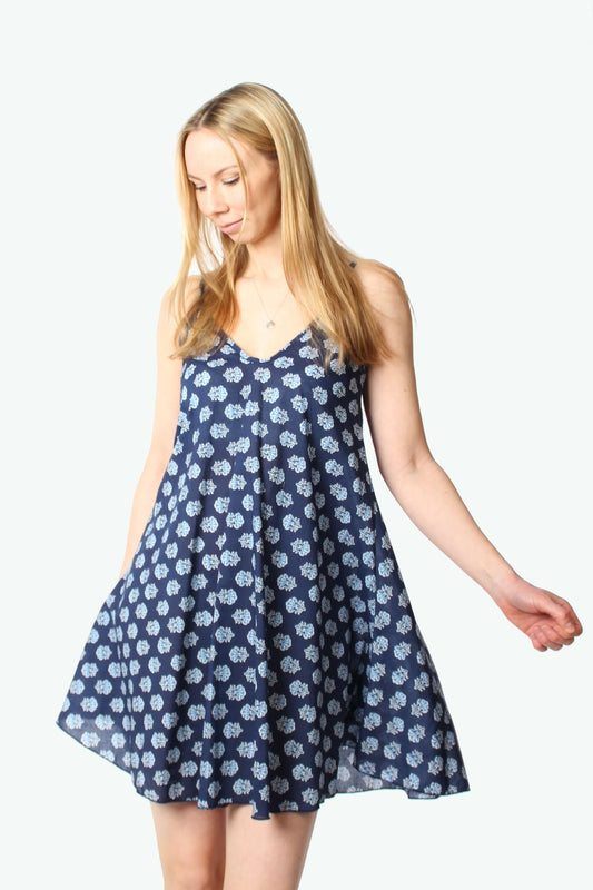 Dunkelblaues gemustertes Sommerkleid mit schmalen Trägern und V-Ausschnitt, locker fallendes Kleid mit floralem Allover-Print.