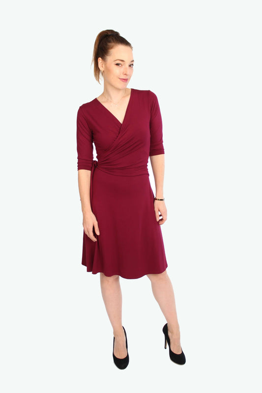 Elegantes Wickelkleid in Bordeauxrot