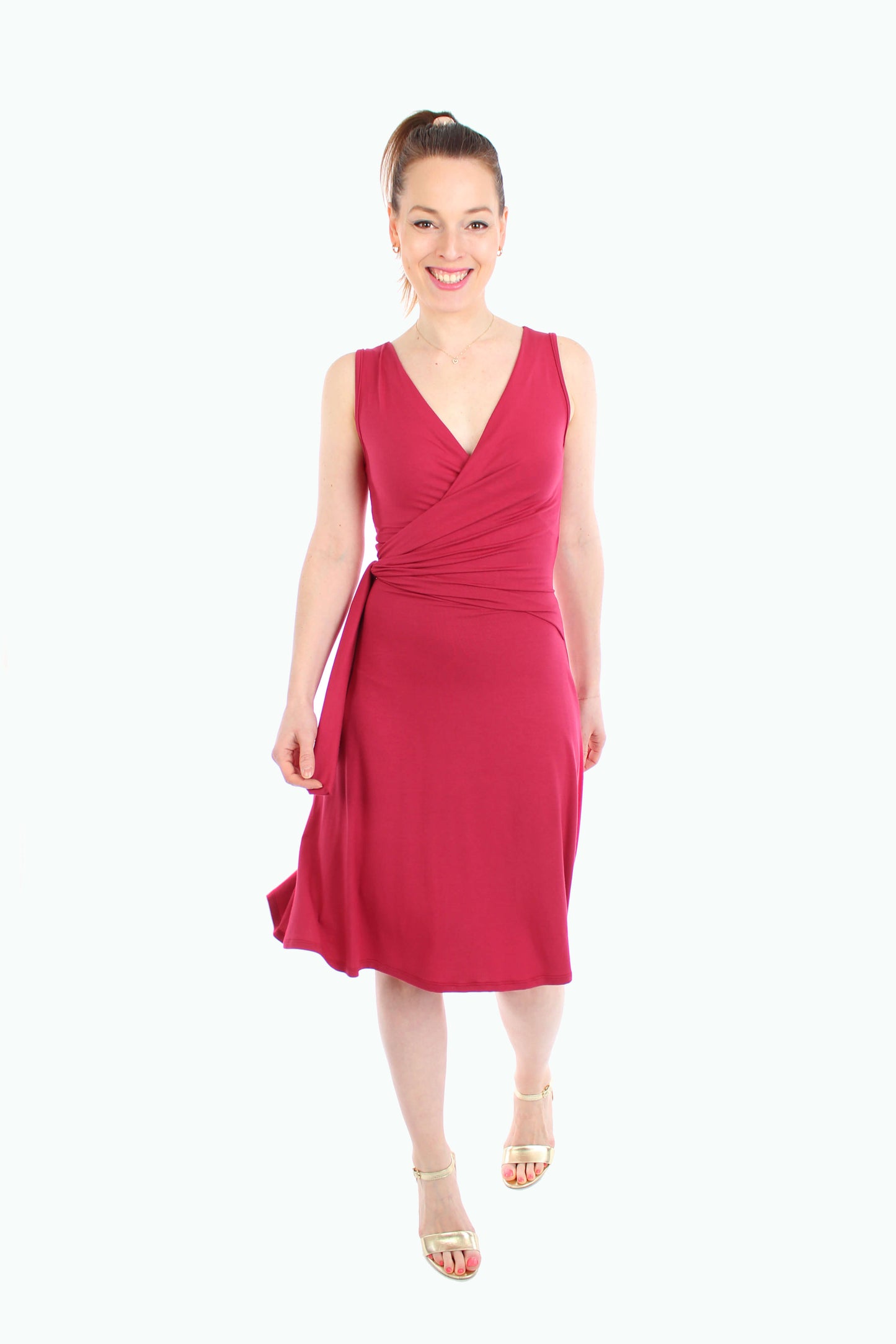 Elegantes Damen-Wickelkleid in sattem Rot mit tiefem V-Ausschnitt und seitlicher Bindung – feminin und fließend für Frühling und Sommer.