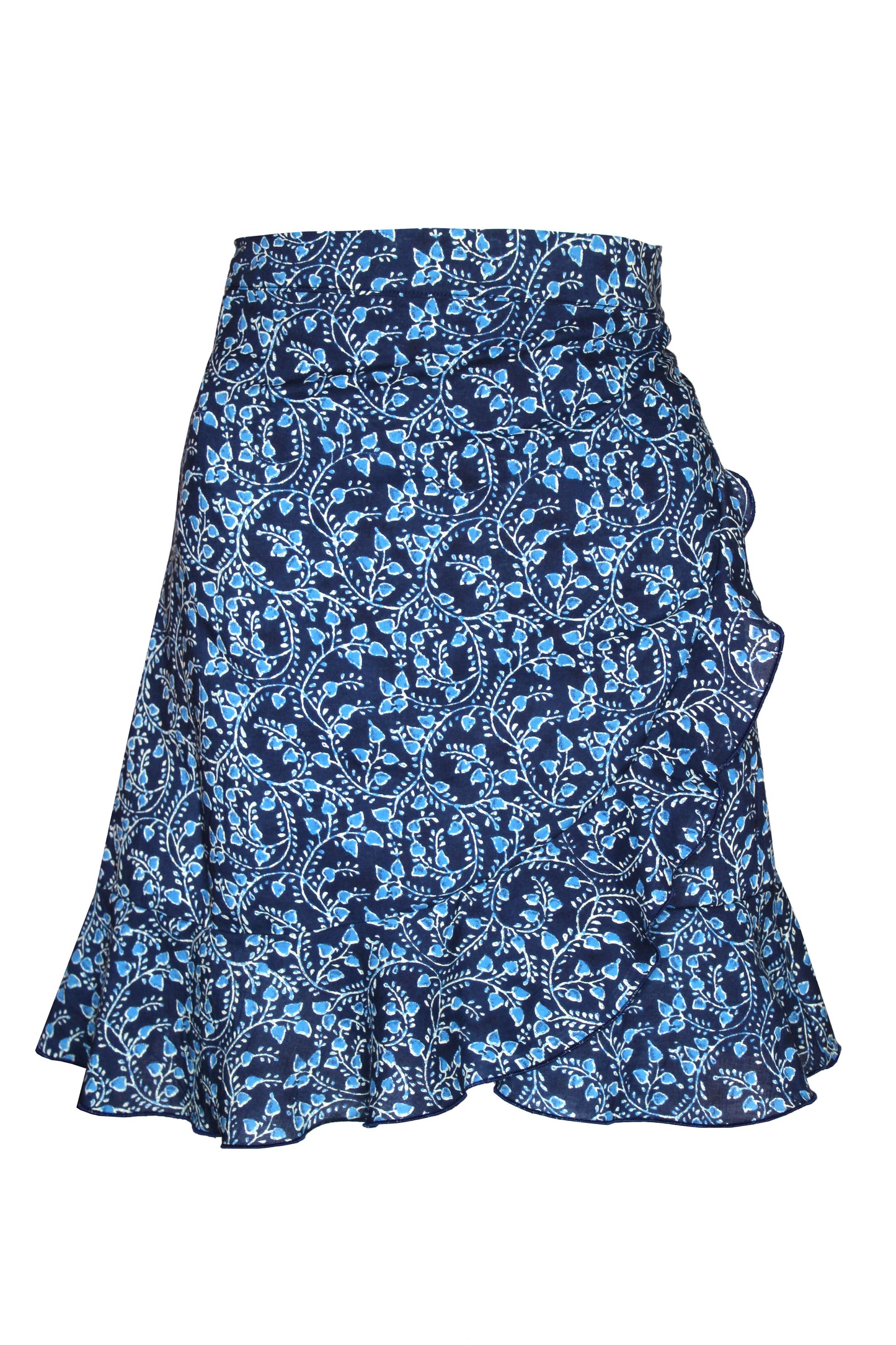 Dunkelblauer Wickelrock aus Baumwolle mit hellblauem floralem Muster und Volant am Saum.