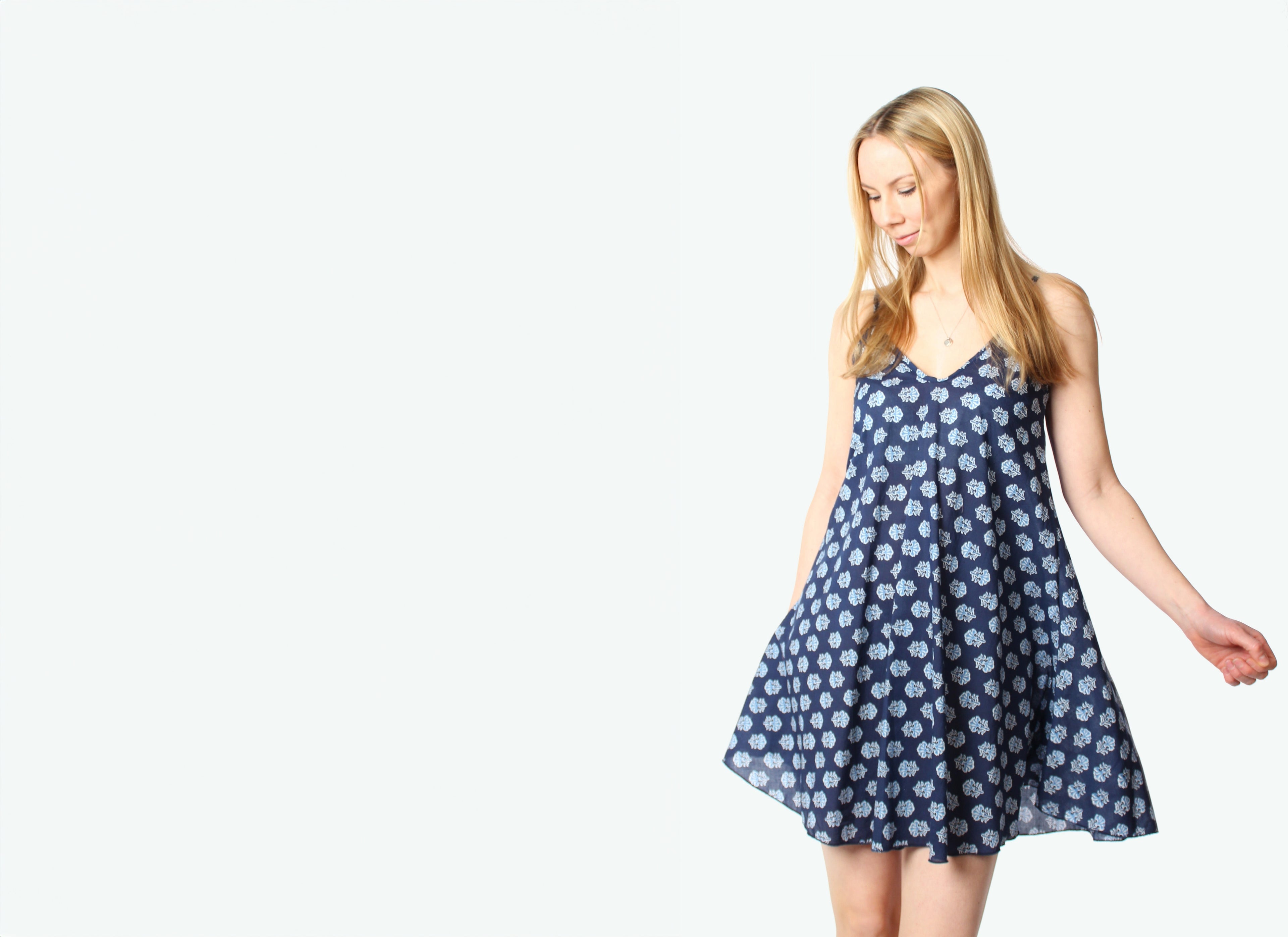 LA.LUKA Berlin - Banner - Model in einem dunkelblauen Sommerkleid mit Trägern und Muster in Minilänge. 