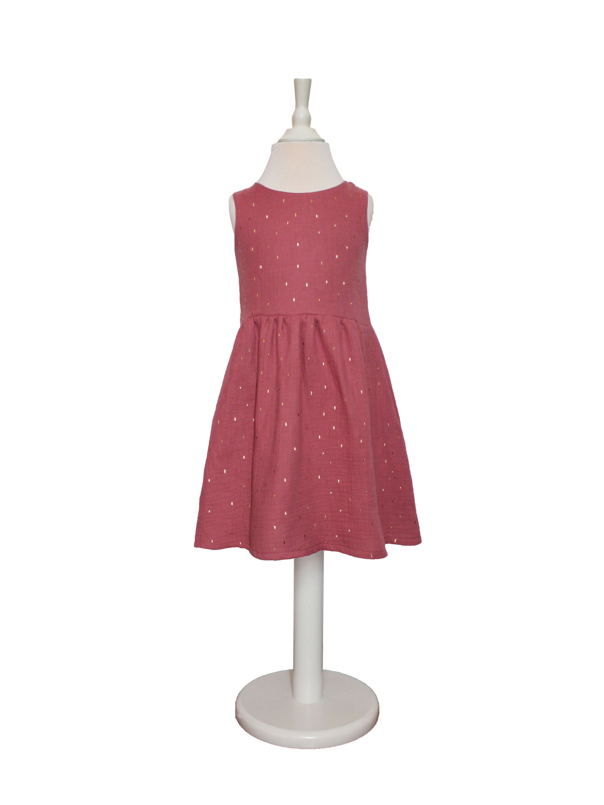 Kinderkleid in rosé mit goldenen Punkten von LA.LUKA Berlin auf einer Schneiderpuppe.