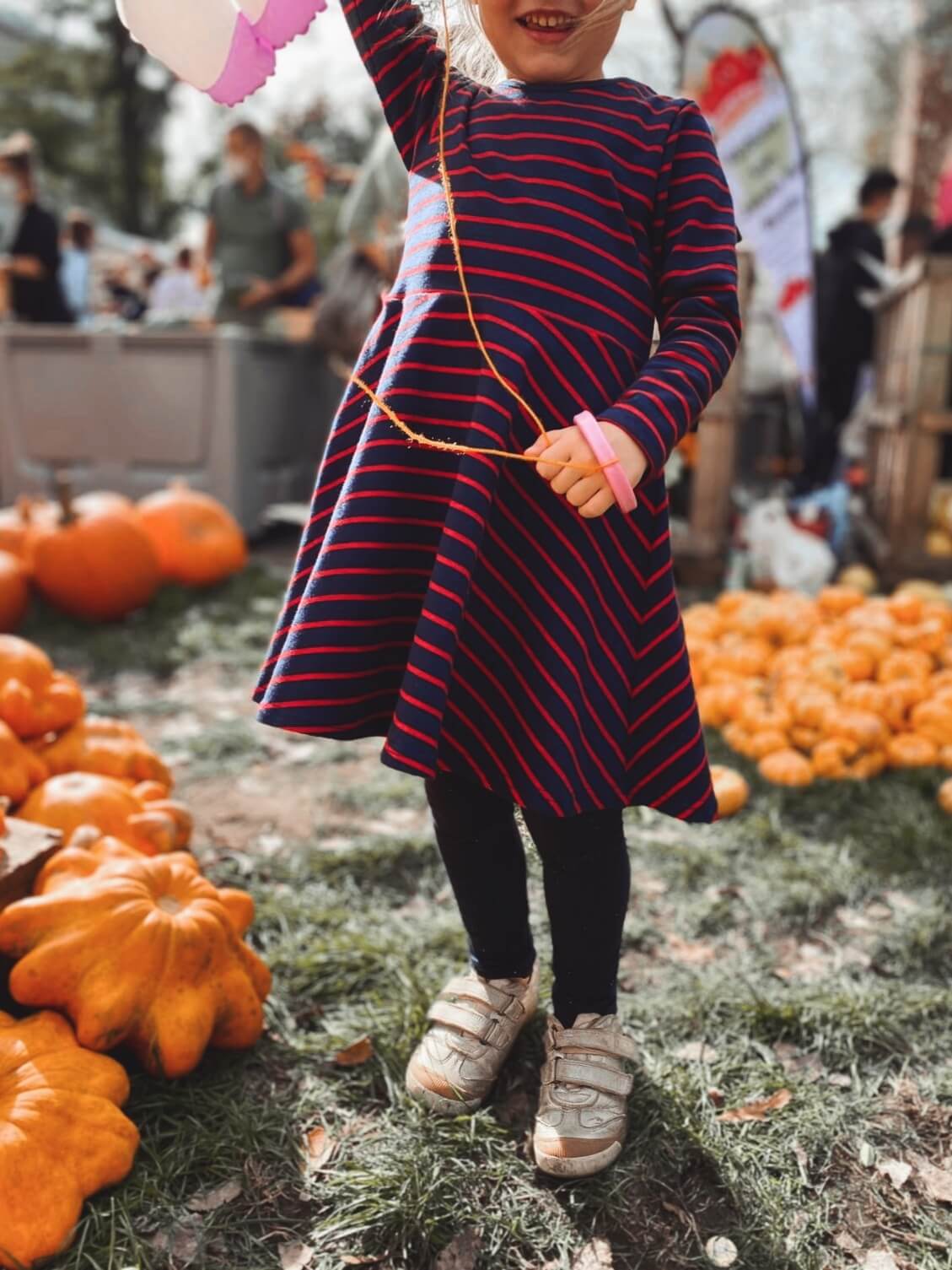 Kinderkleid aus Baumwolle mit dunkelblauen und roten Streifen von LA.LUKA Berlin. 