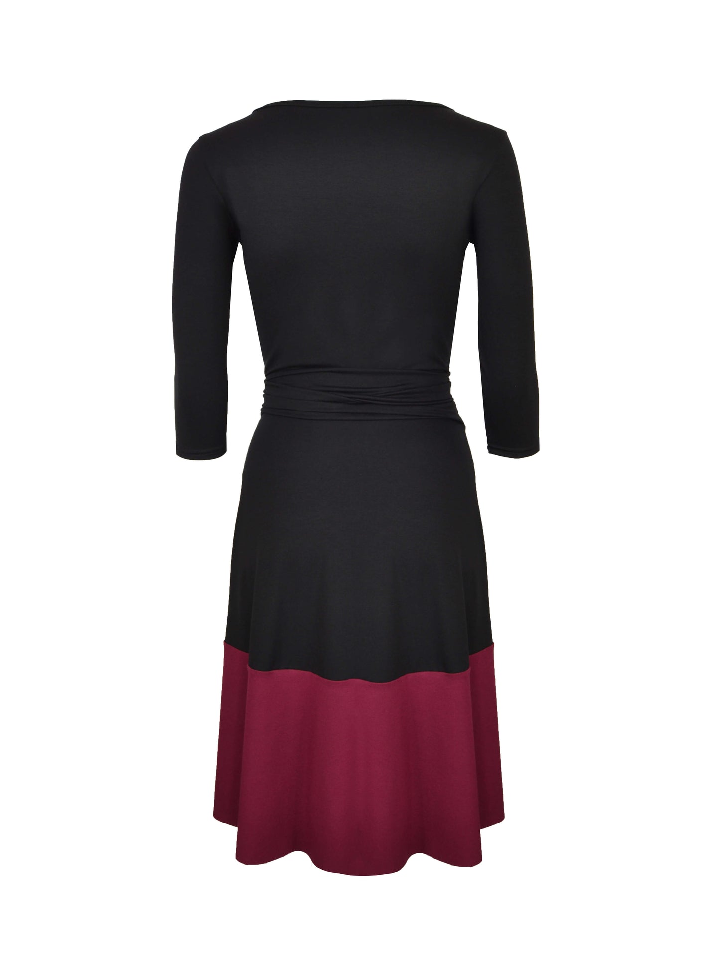 Elegantes, schwarzes Kleid aus Viskosejersey mit farblich abgesetzten Saum in bordeaux von LA.LUKA Berlin in der Rückansicht.