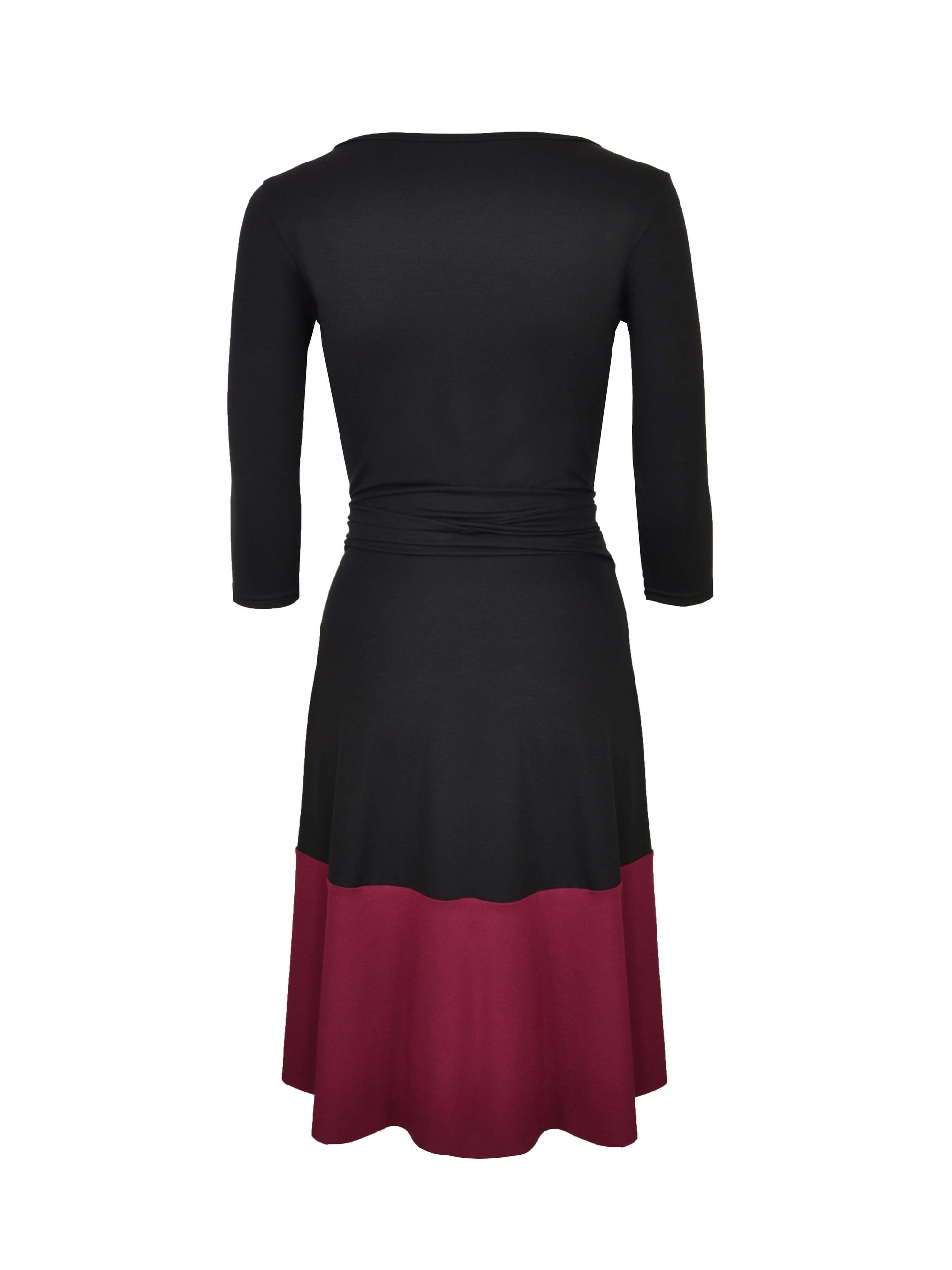 Elegantes, schwarzes Kleid aus Viskosejersey mit farblich abgesetzten Saum in bordeaux von LA.LUKA Berlin in der Rückansicht.