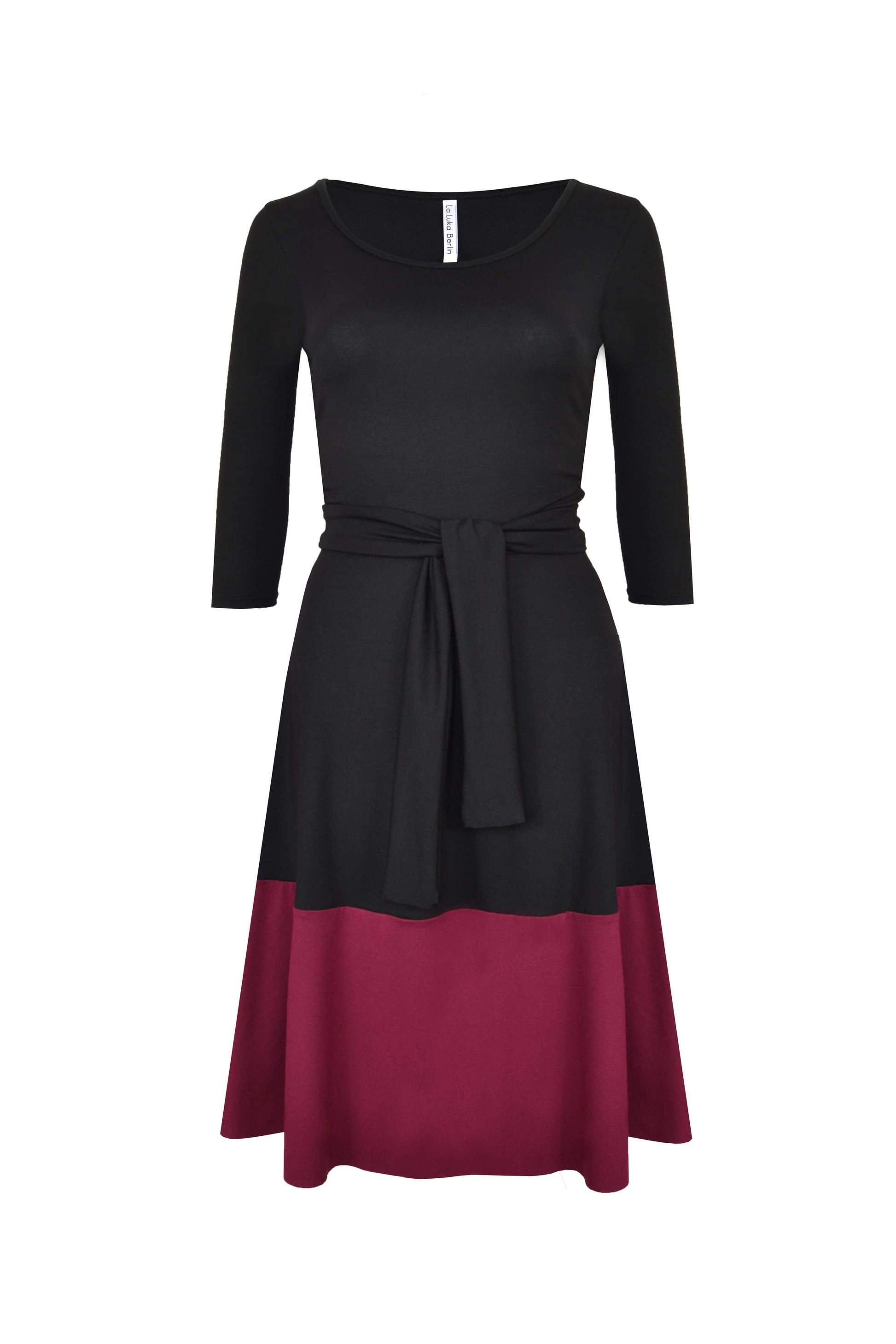 Elegantes, schwarzes Kleid aus Viskosejersey mit farblich abgesetzten Saum in bordeaux von LA.LUKA Berlin in der Vorderansicht.