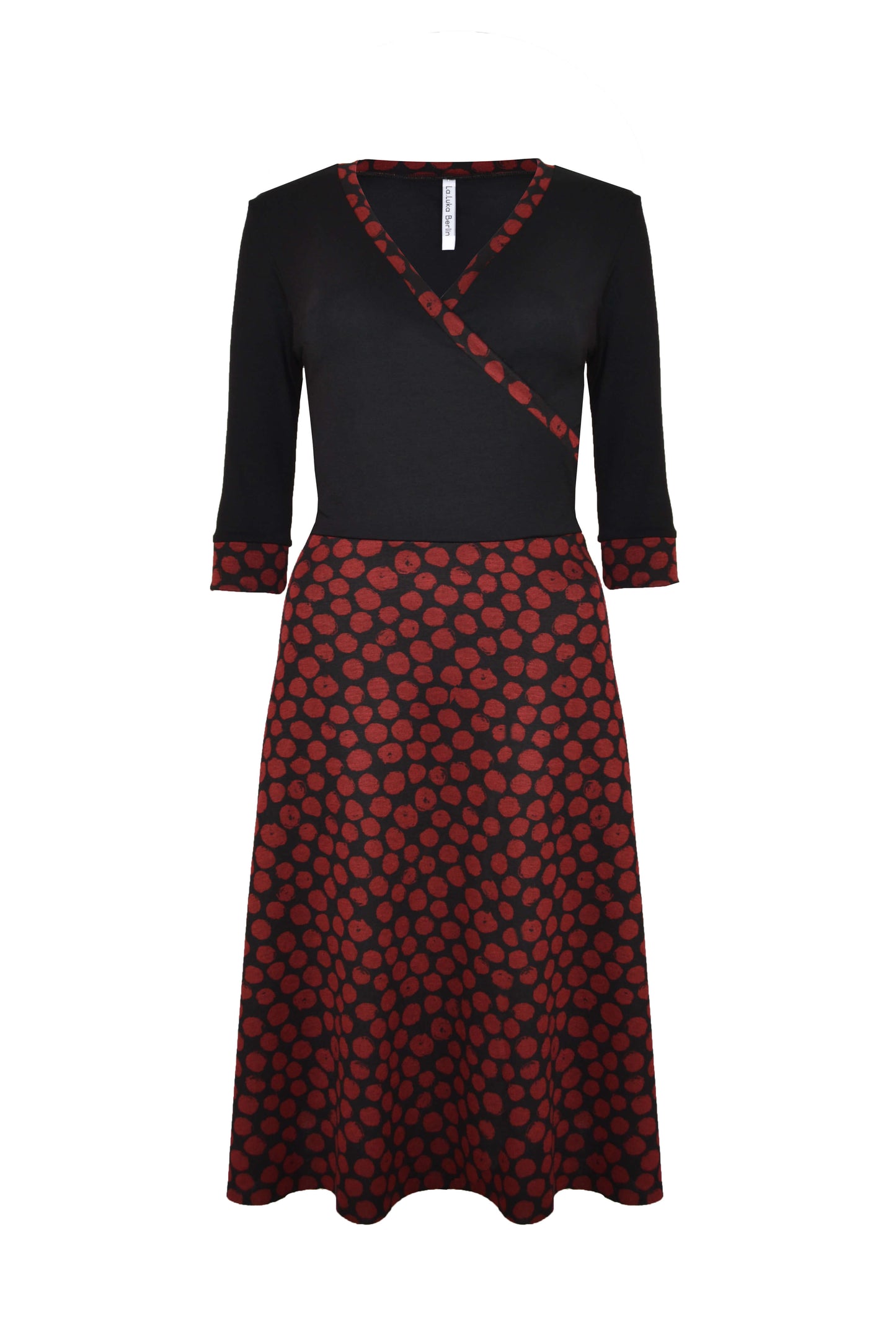 Elegantes Kleid aus Jersey in schwarz mit roten Punkten und V-Ausschnitt von LA.LUKA Berlin in der Vorderansicht.