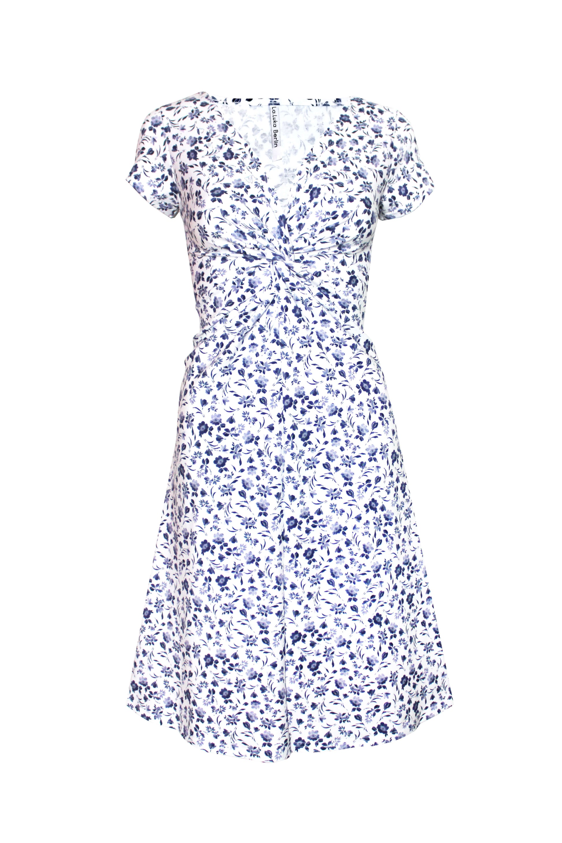 Knielanges Sommerkleid in weiß mit blauen Blumenmuster aus Baumwolle von LA.LUKA Berlin.